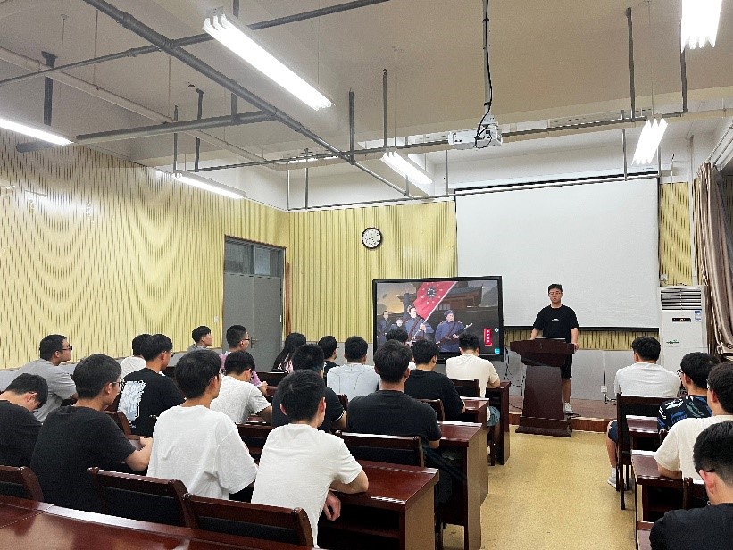 闫明宇讲党课全景 赵小迪摄.jpg