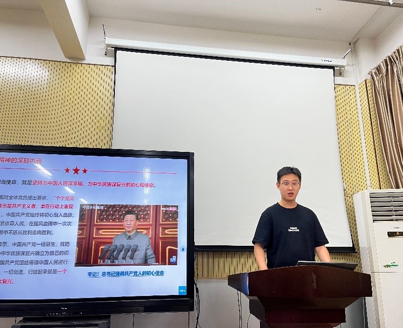 闫明宇做党课教育 赵小迪摄.jpg