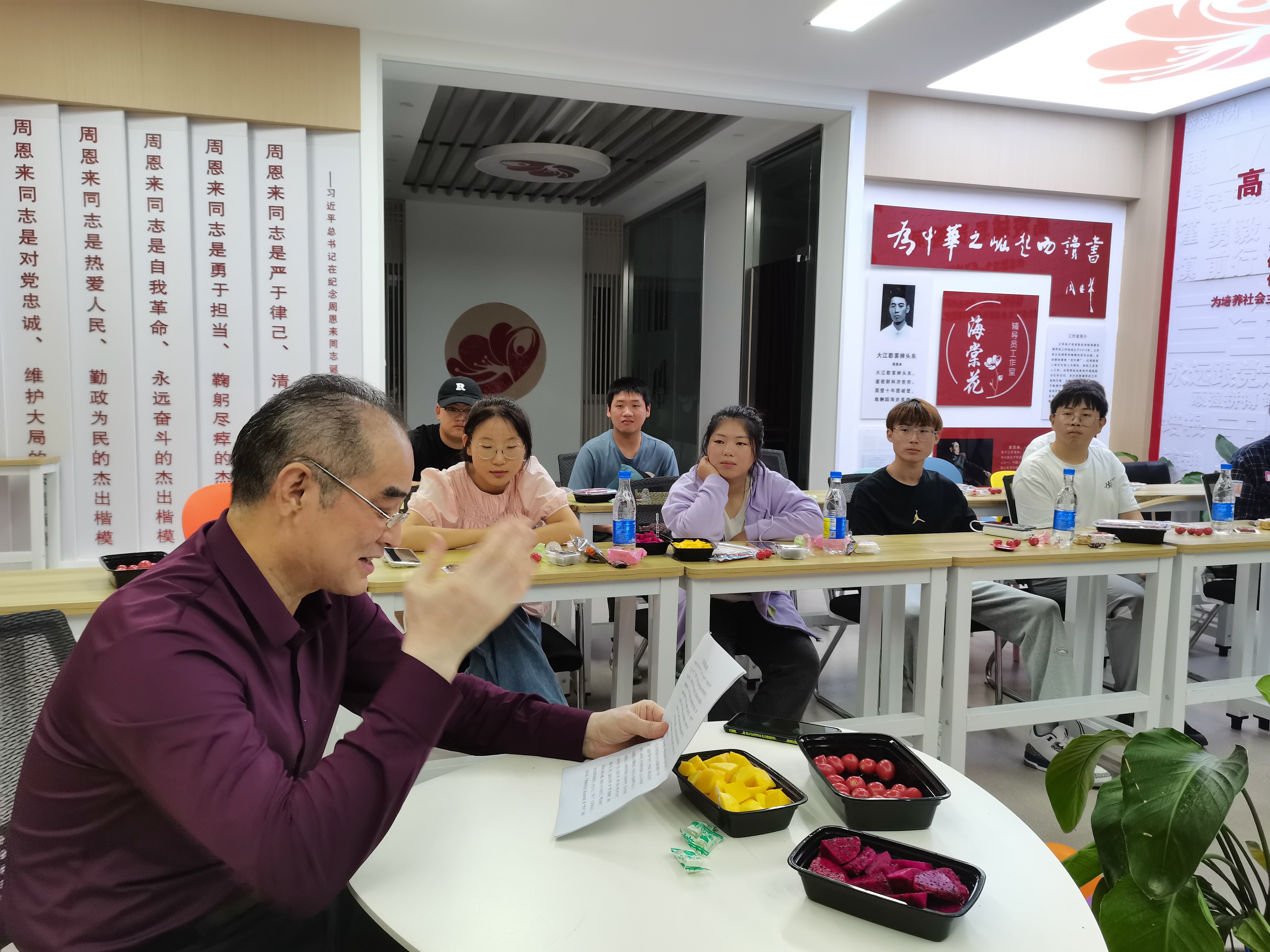 张道辉先生为同学们宣讲中秋传统文化的内涵和魅力。