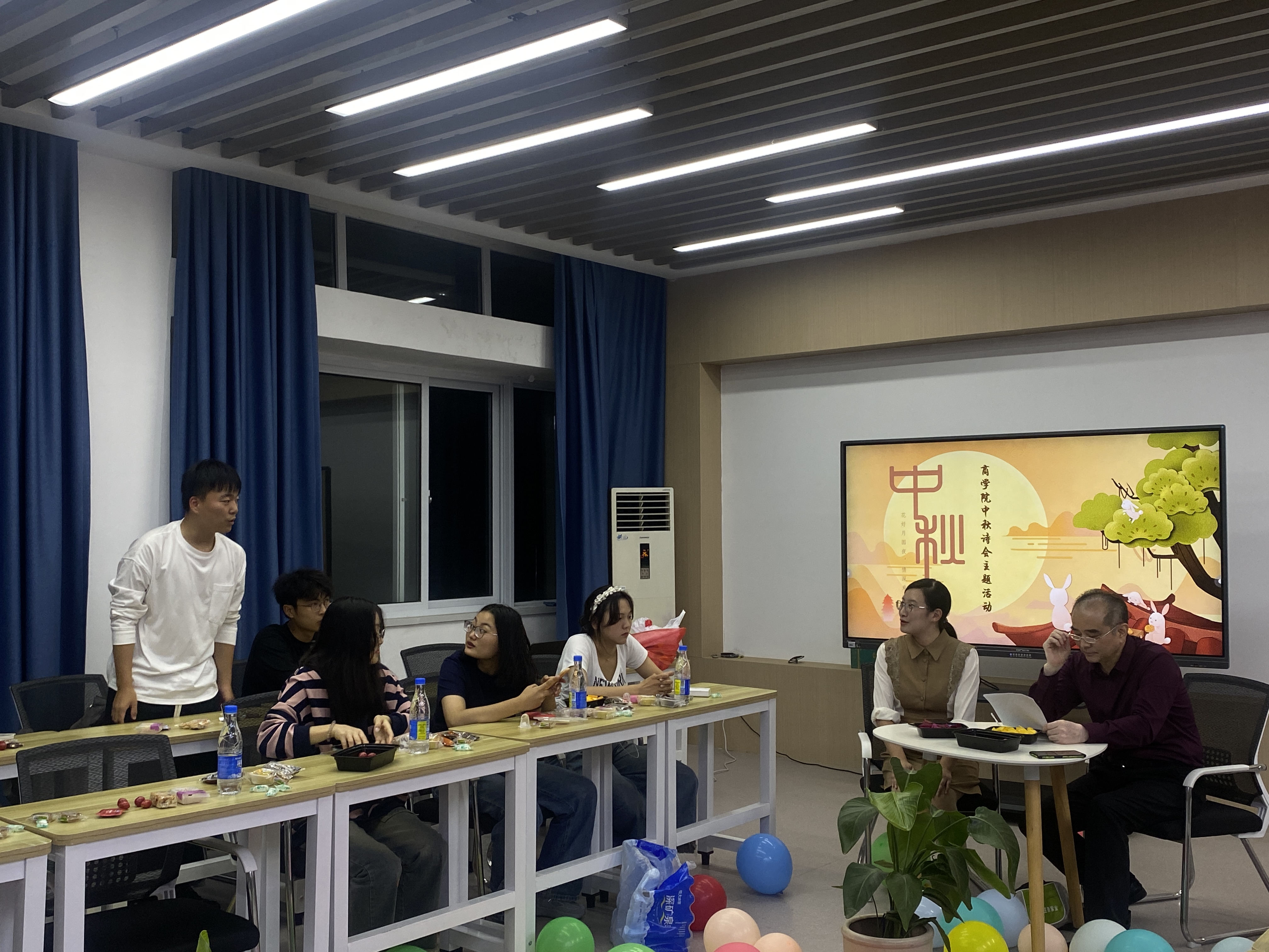 张道辉先生和学生党支部师生共话全国各地中秋习俗。