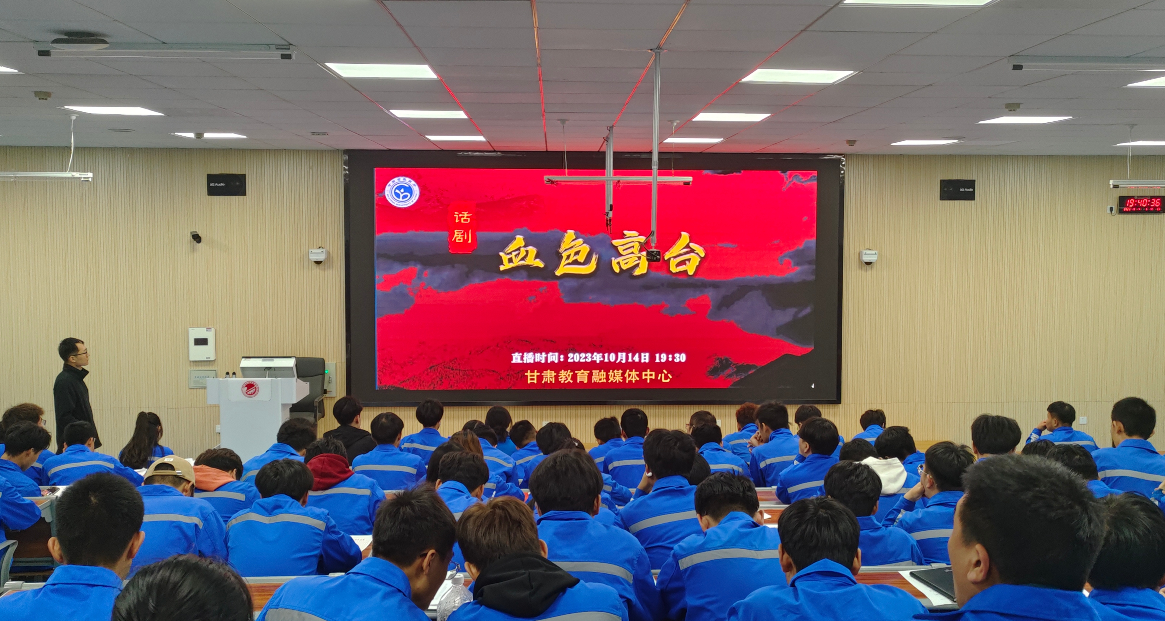 3组织学生集中观看现场.jpg 3组织学生集中观看现场.jpg