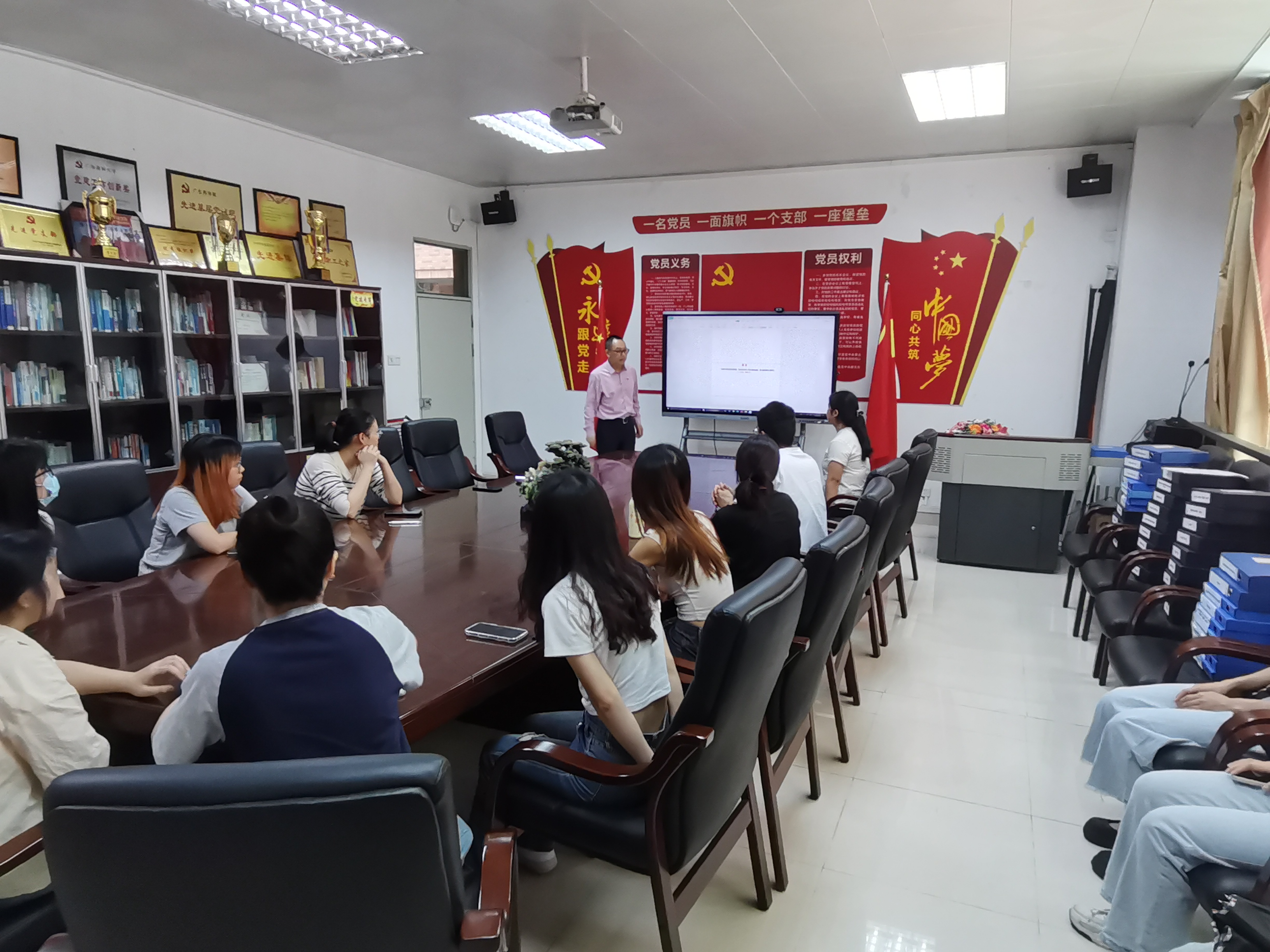 1013师德师风主题党员大会（2）.jpg