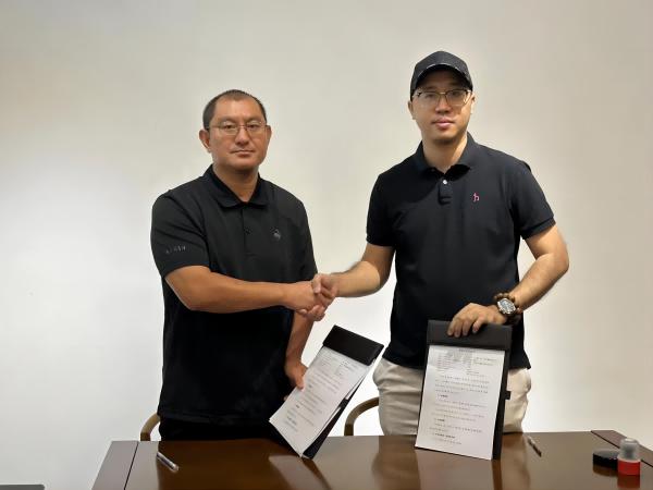 方建松执行院长（左一）与广州聚美艾合文化传媒有限公司签订合作协议.jpg