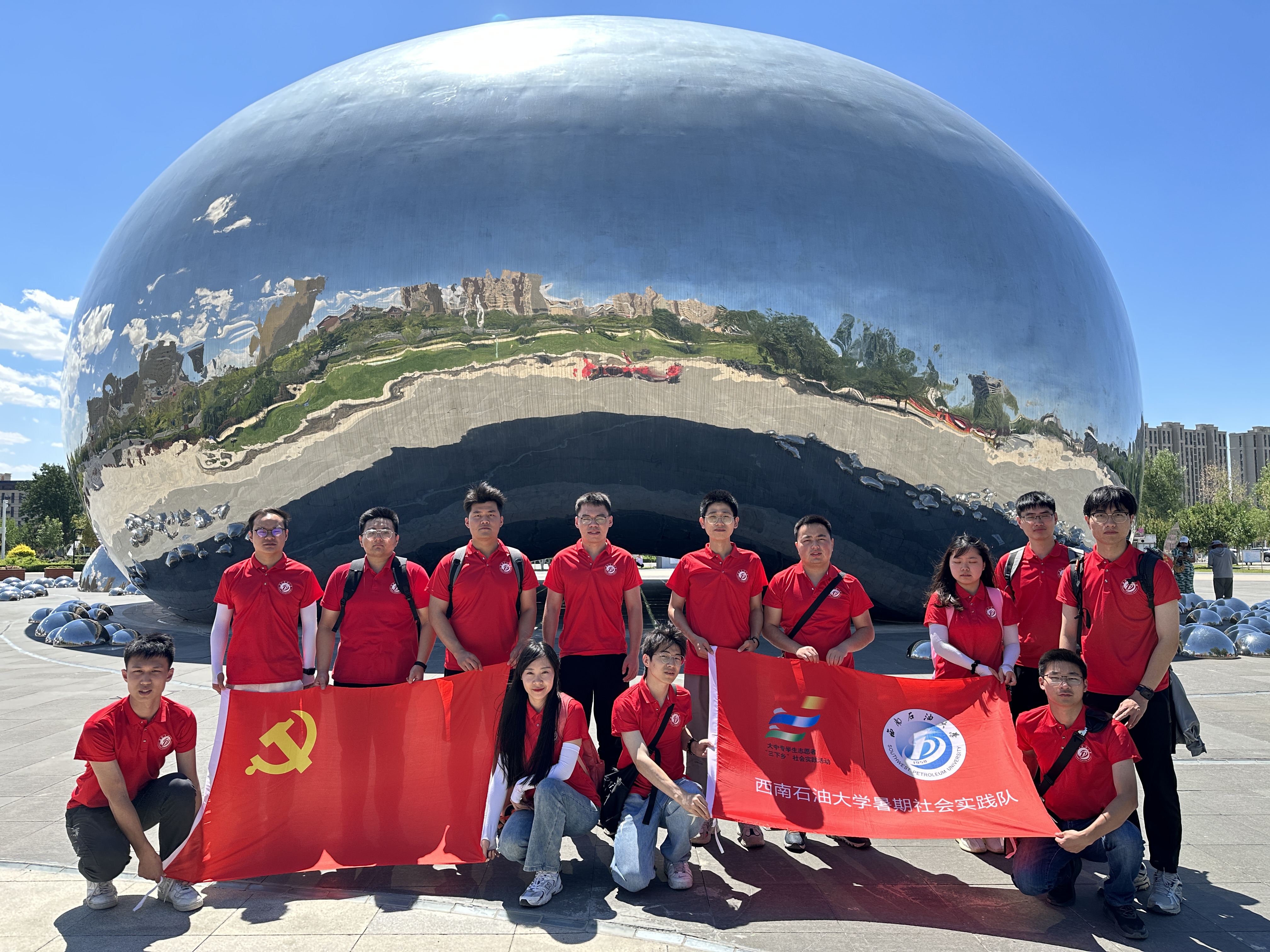 图为“党旗引领,石油西行”实践队参观“克一号井”.jpg 图为“党旗引领,石油西行”实践队参观“克一号井”.jpg