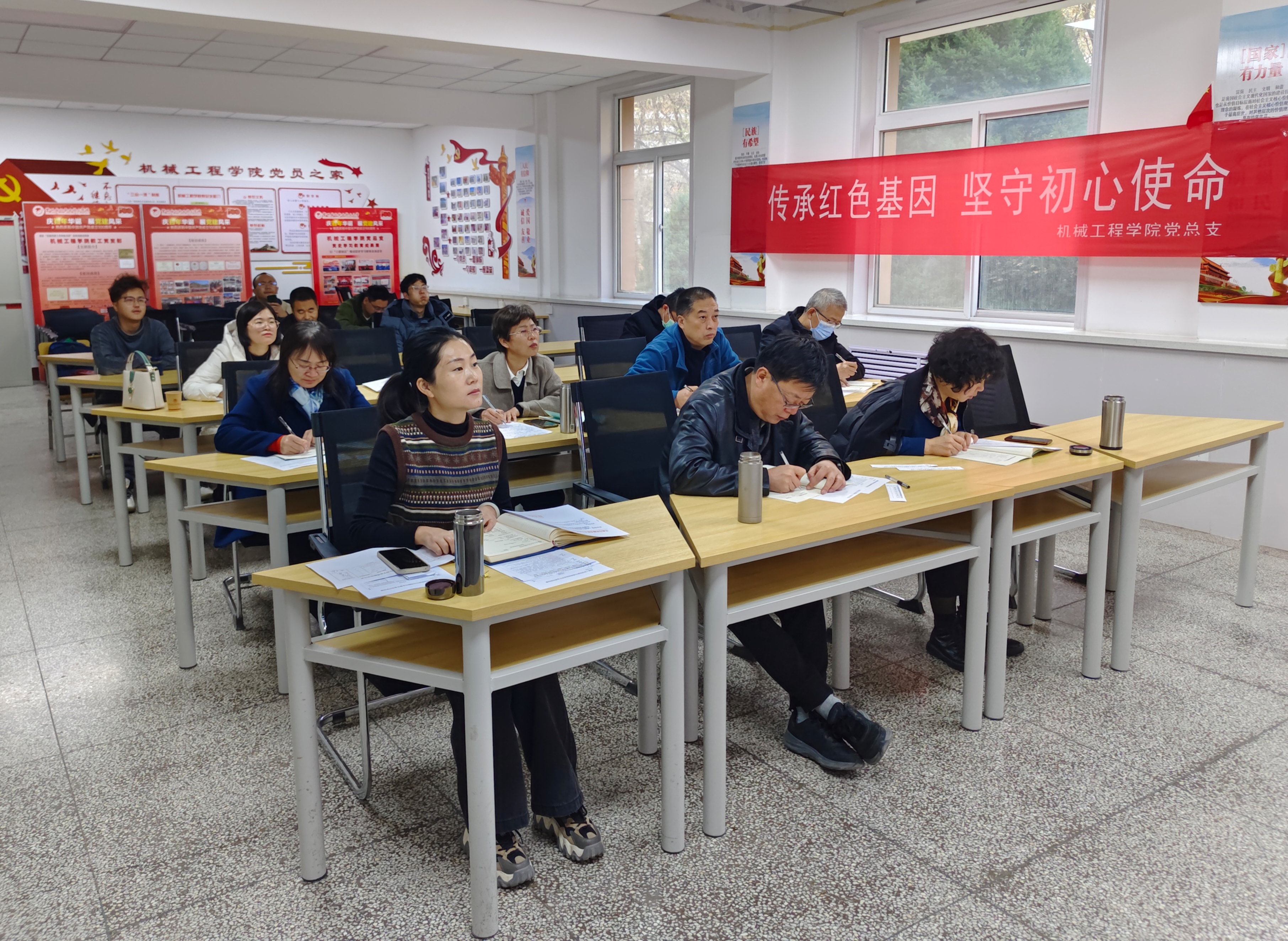 3-评委认真进行评审记录.jpg 3-评委认真进行评审记录.jpg