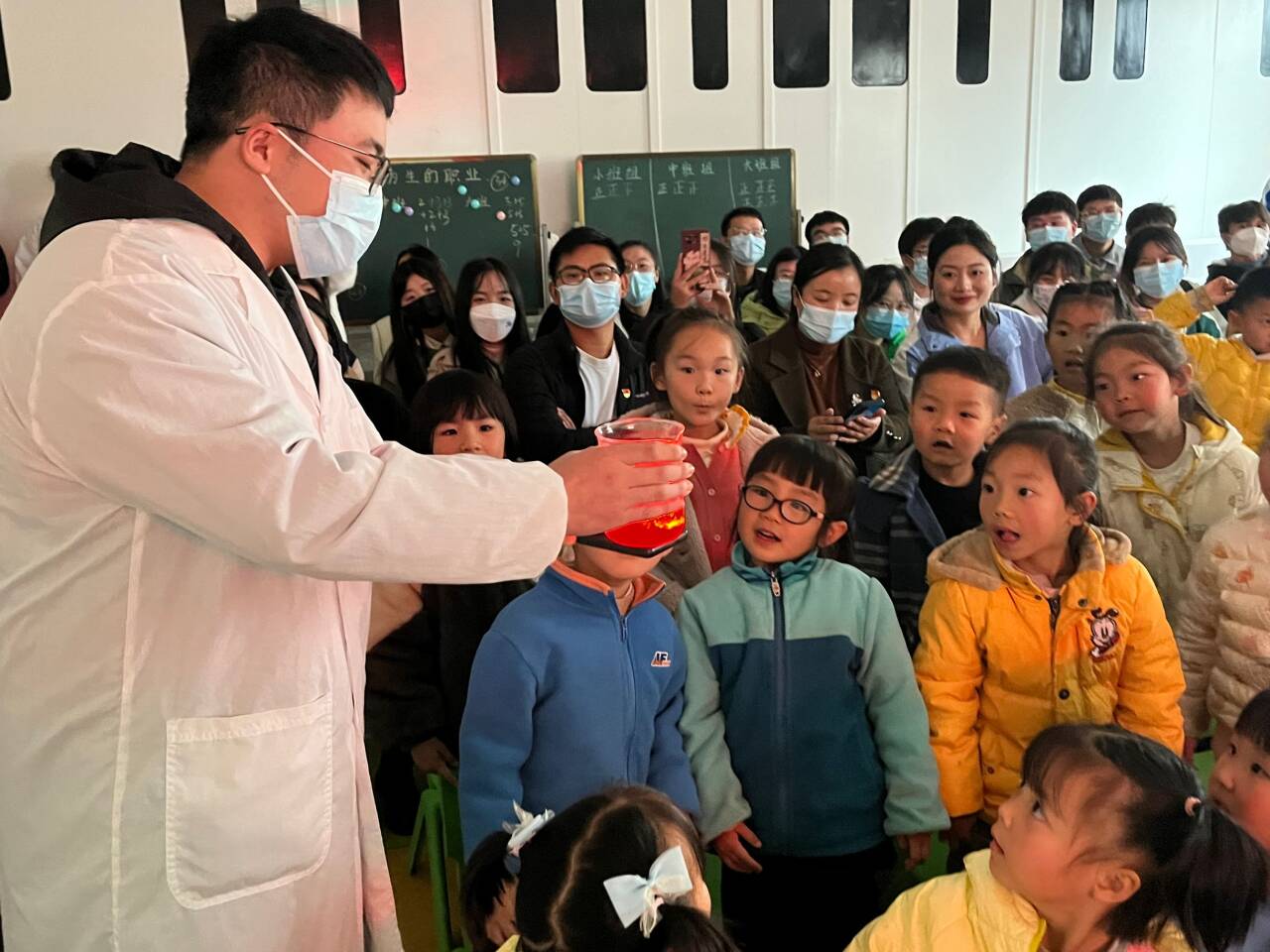 学生党员给小朋友们展示“熔岩灯”实验.jpg 学生党员给小朋友们展示“熔岩灯”实验.jpg