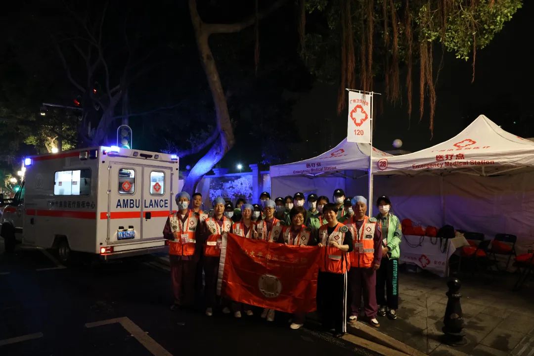 ▲中山一院医疗队布置医疗点.jpg