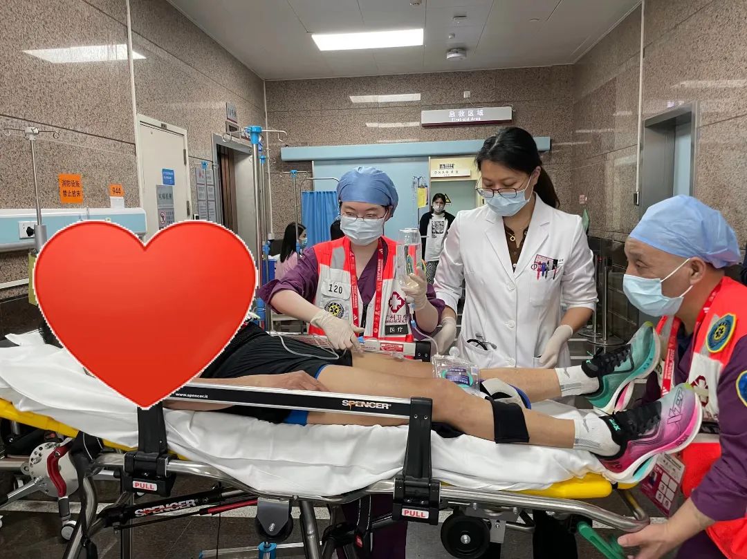 ▲中山一院医务人员迅速救治患者.jpg