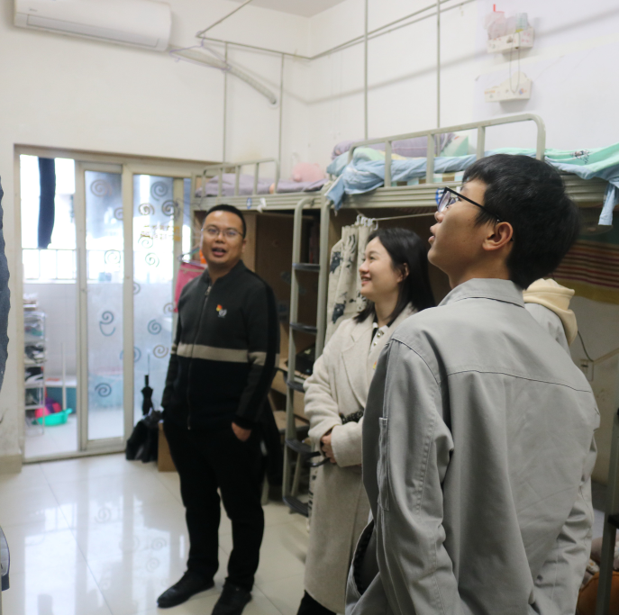 胡登洲询问学生生活情况.png 胡登洲询问学生生活情况.png