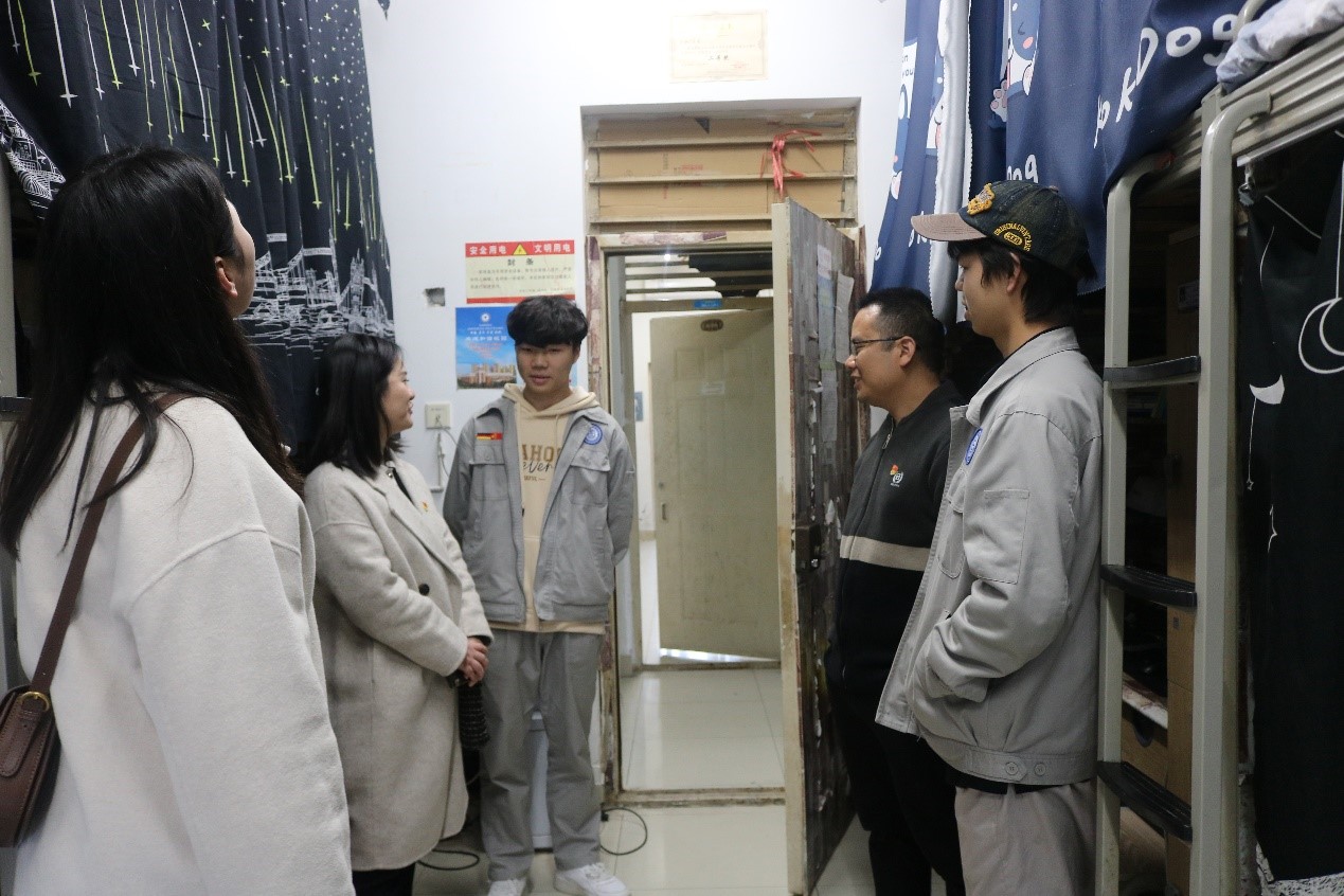 学生代表介绍班级情况.jpg 学生代表介绍班级情况.jpg