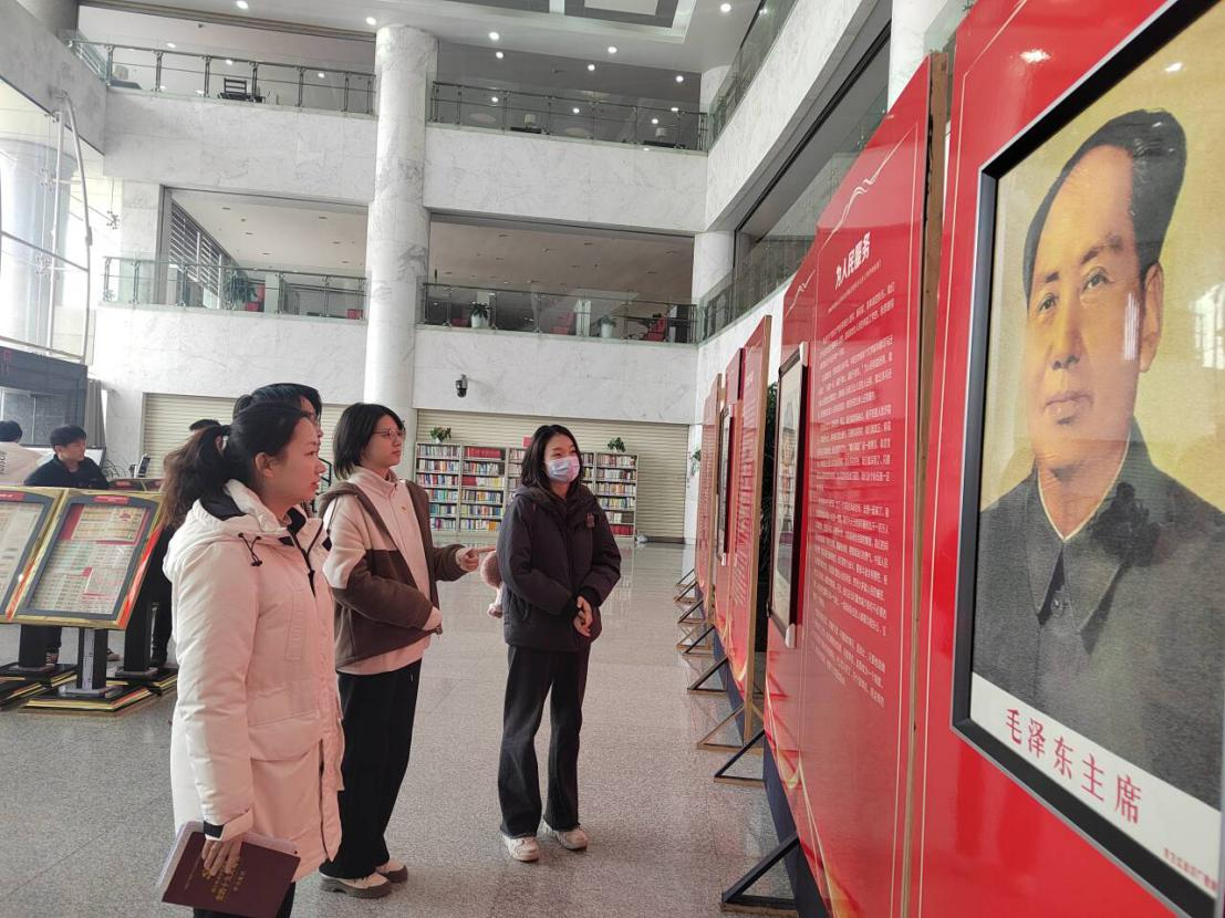 参观展览.png 参观展览.png