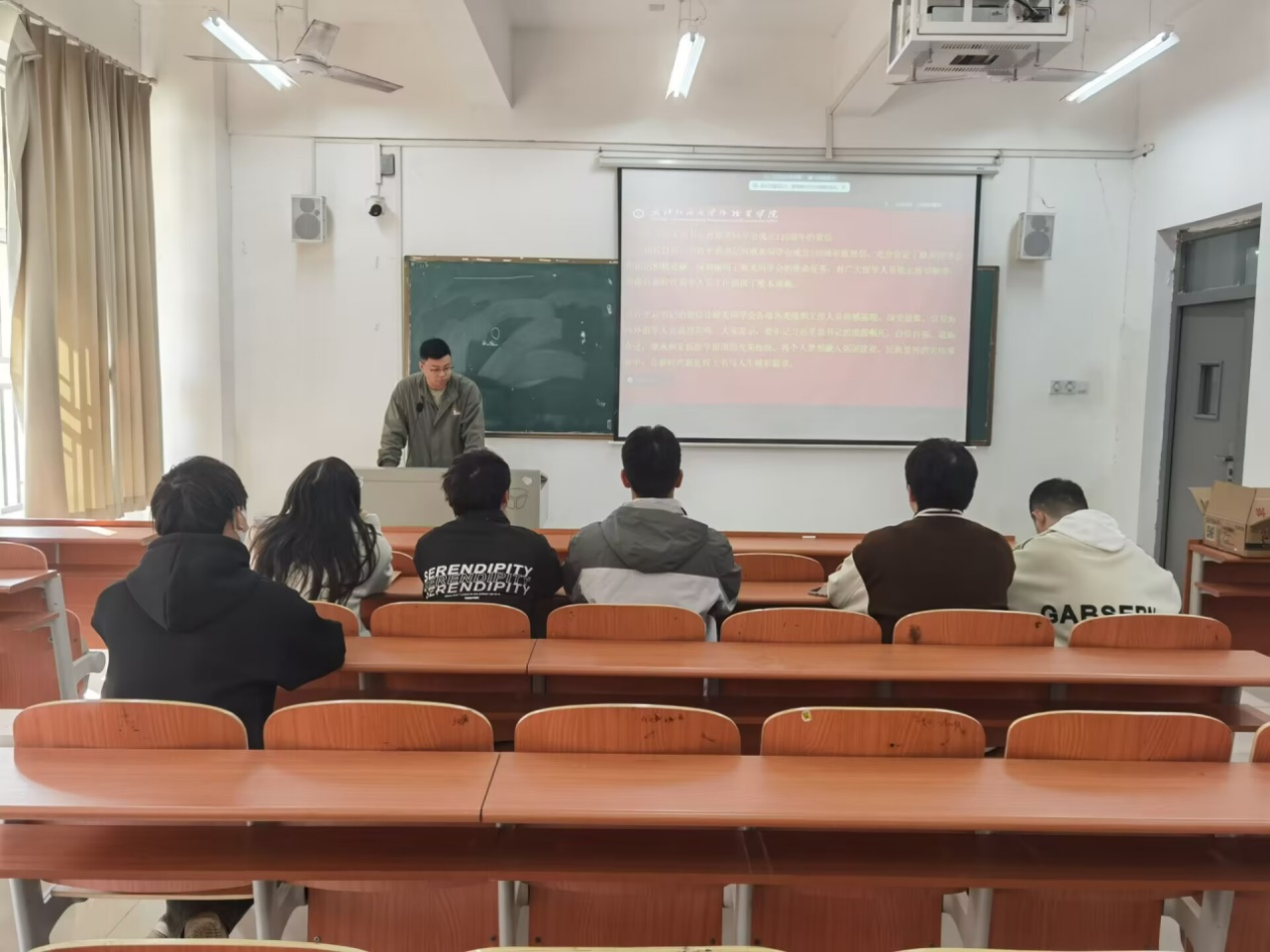 图二 第二党支部刘新远同志进行讲话.png 图二 第二党支部刘新远同志进行讲话.png