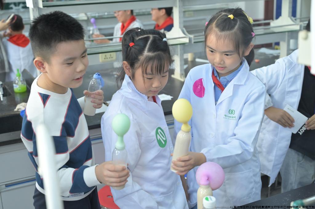 “酵母吹气球”小实验.jpg “酵母吹气球”小实验.jpg