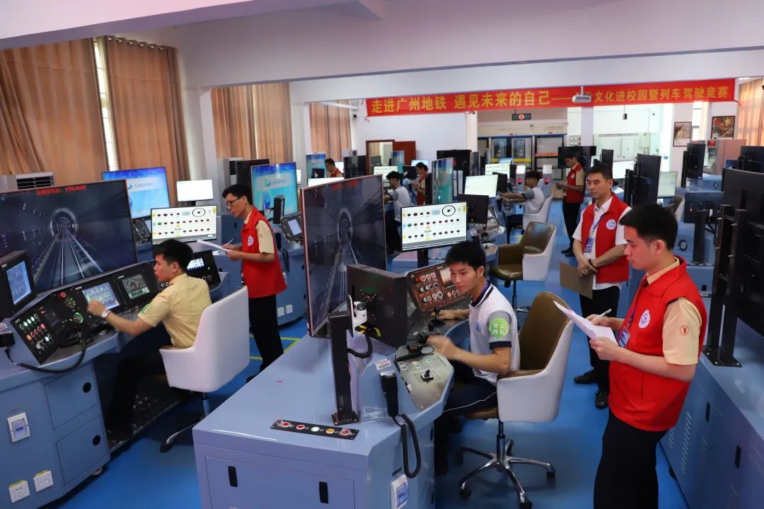 车辆党支部开展企业文化进校园暨列车驾驶竞赛活动.jpg 车辆党支部开展企业文化进校园暨列车驾驶竞赛活动.jpg