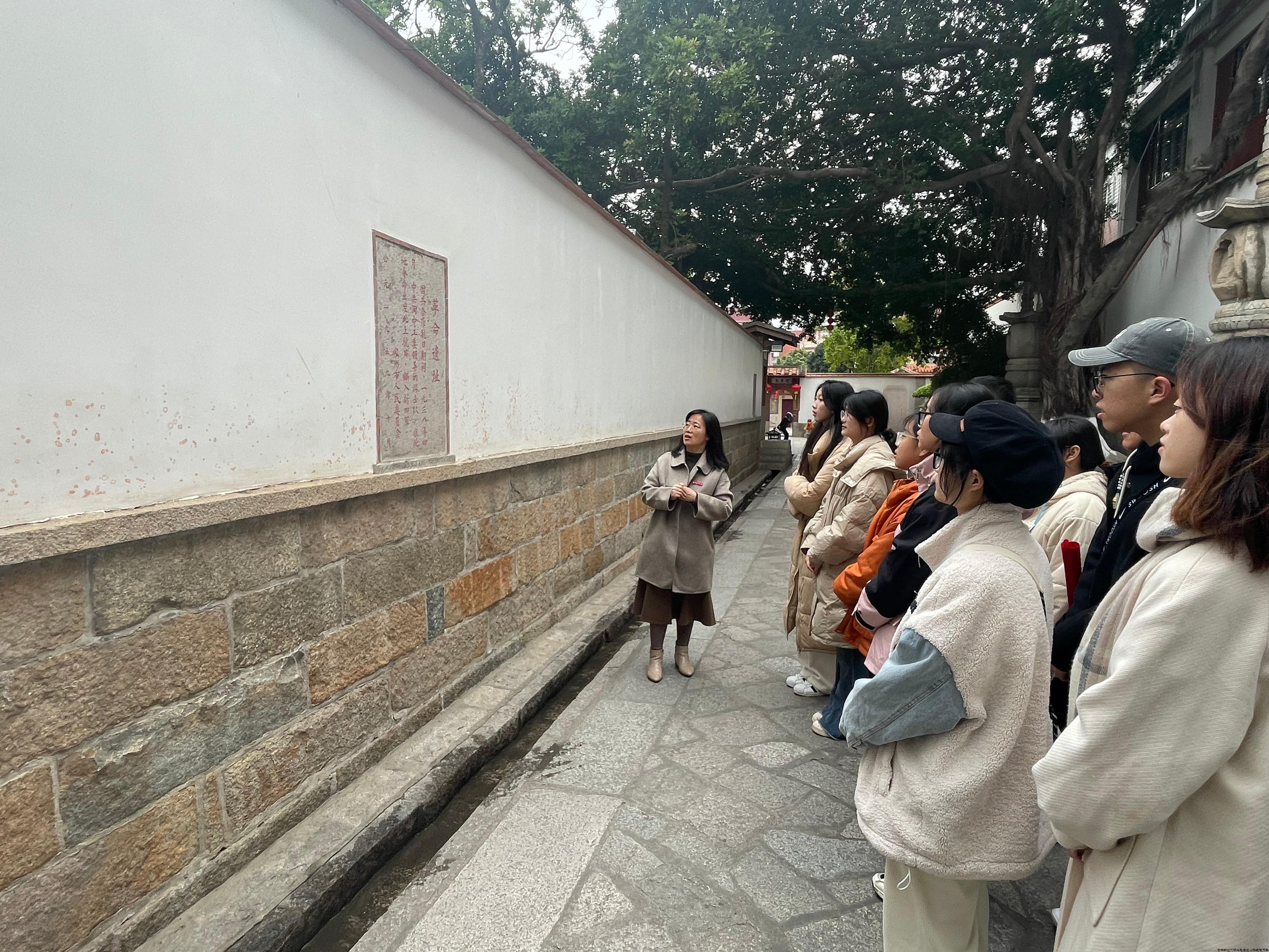 张映彬老师为学生讲述中共闽中工委组织红军游击编入新四军奔赴皖南前线抗日事迹.jpg 张映彬老师为学生讲述中共闽中工委组织红军游击编入新四军奔赴皖南前线抗日事迹.jpg