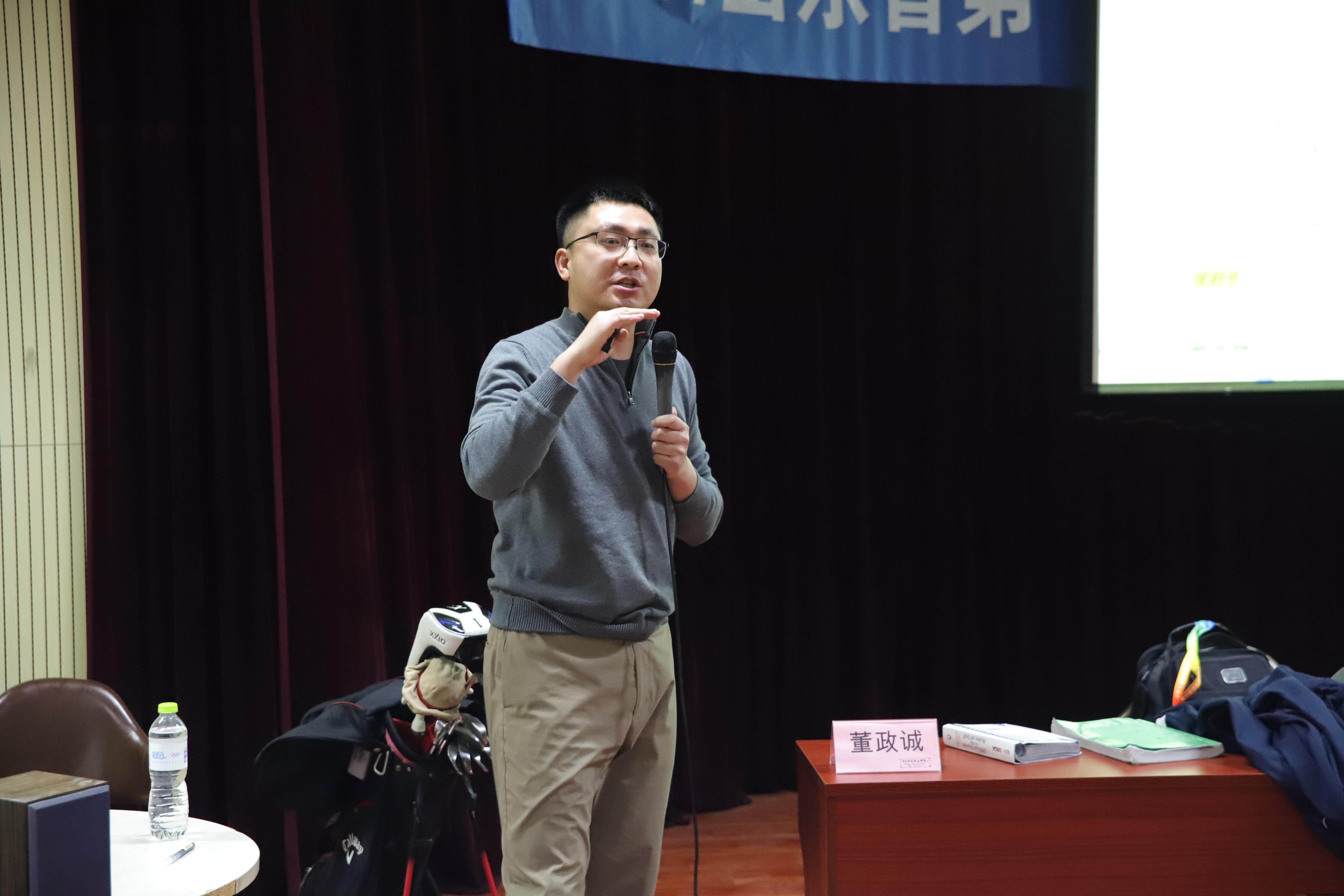 图5：国家A级裁判员董政诚为学员进行理论培训.JPG