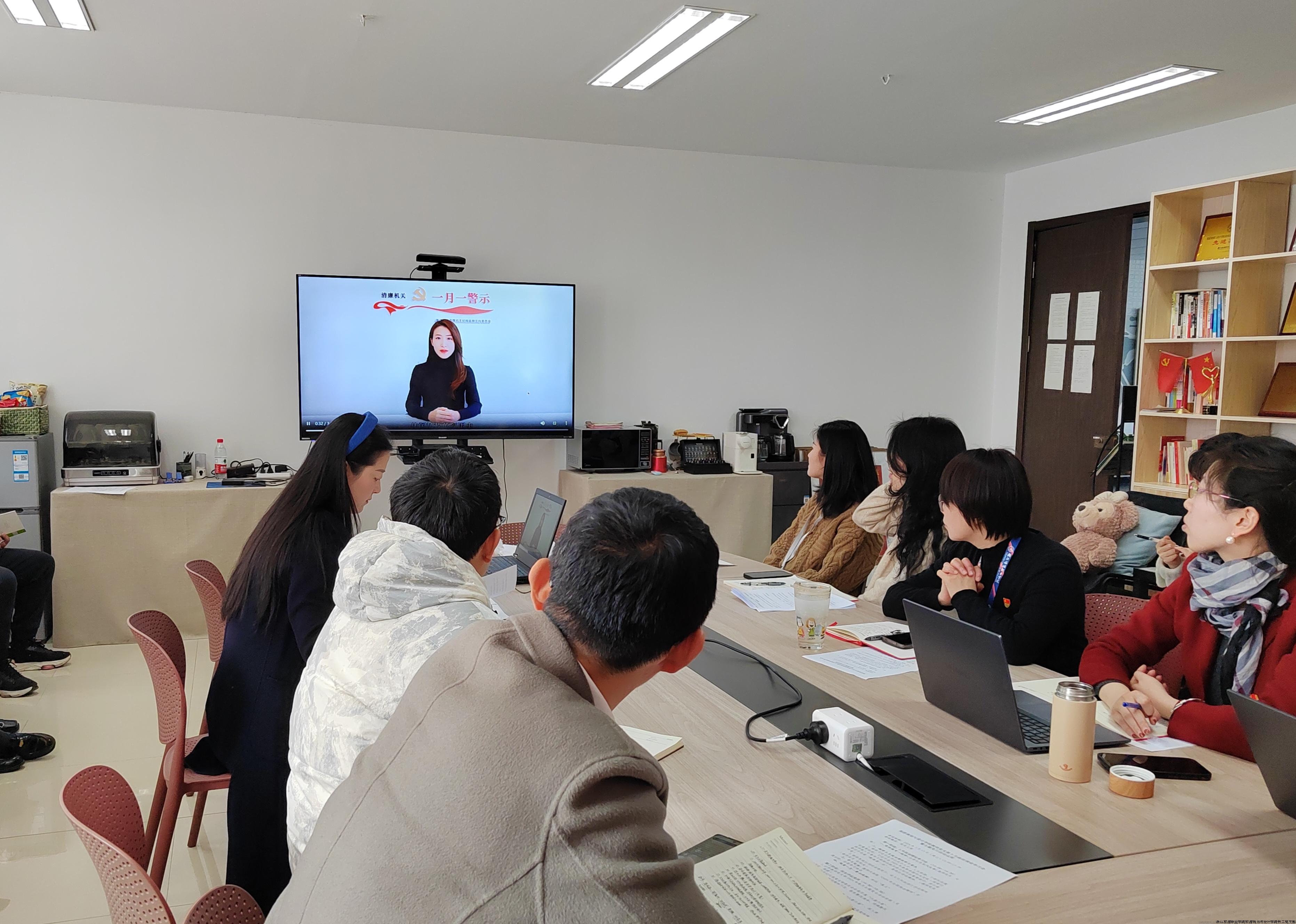 观看“一月一警示”视频.jpg 观看“一月一警示”视频.jpg