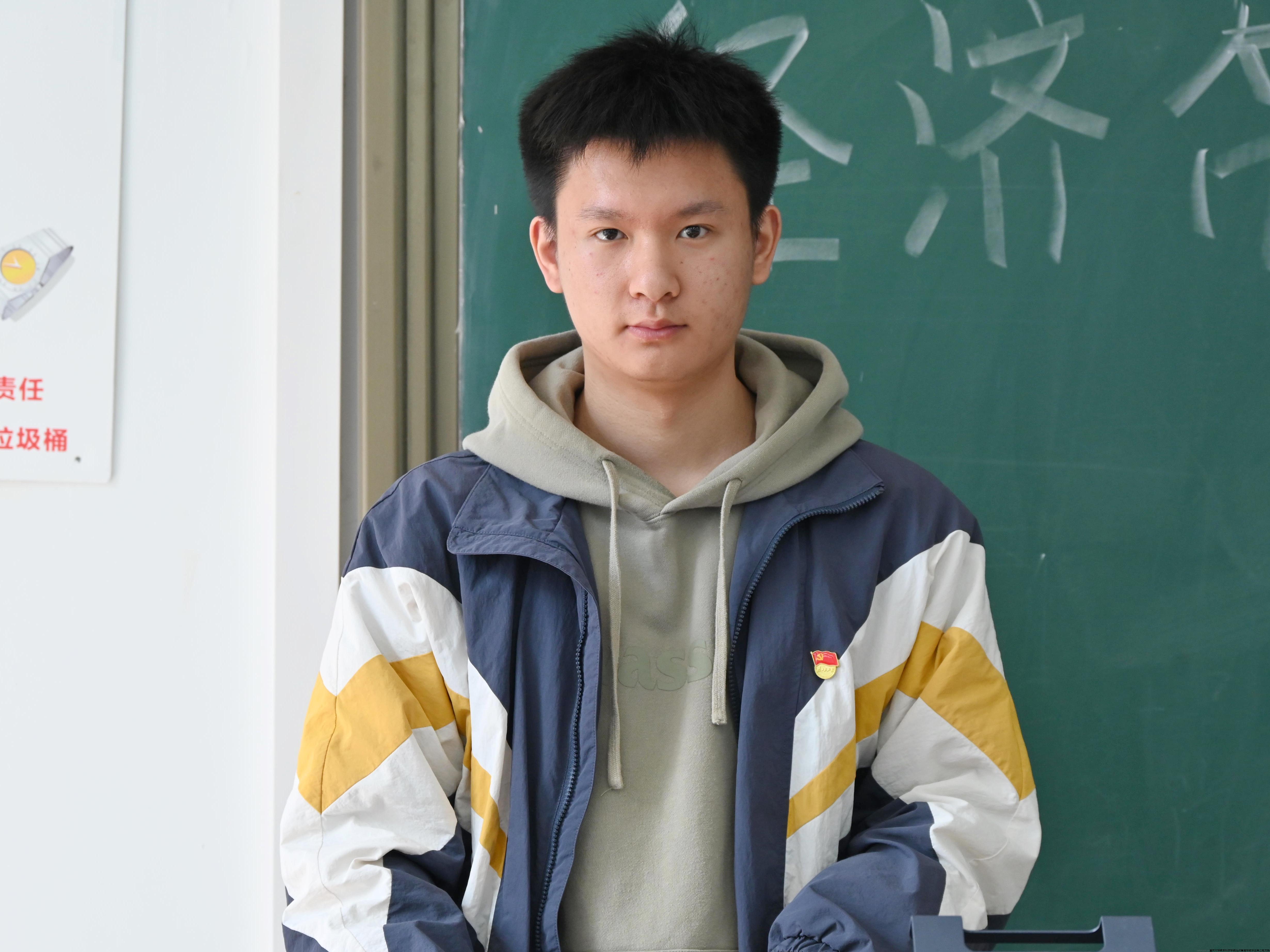 主持人.jpg 主持人.jpg