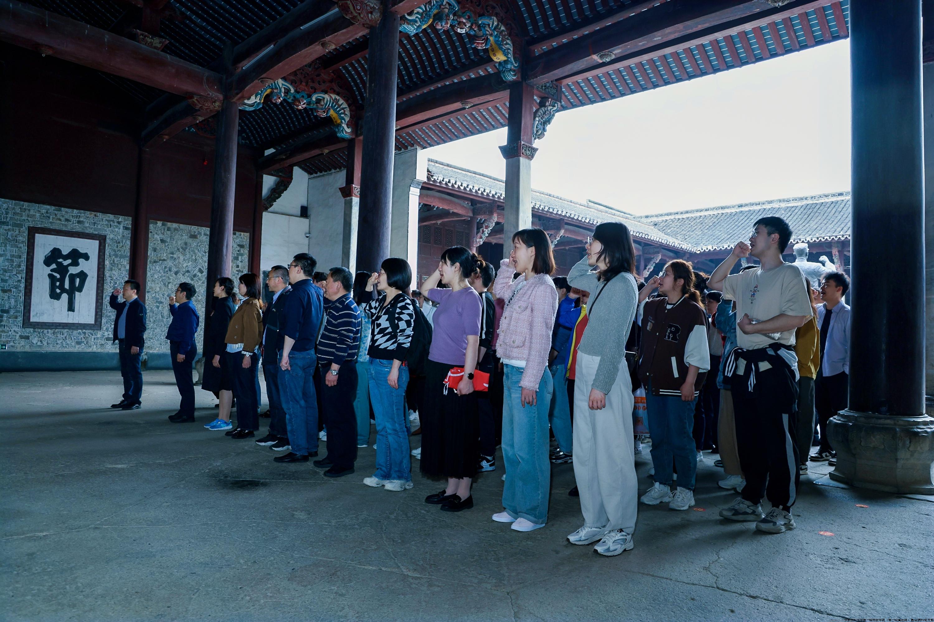 全体党员重温入党誓词.jpg 全体党员重温入党誓词.jpg