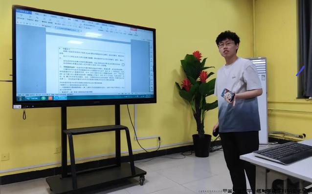 学生党员王子元同学的讲解.jpg 学生党员王子元同学的讲解.jpg