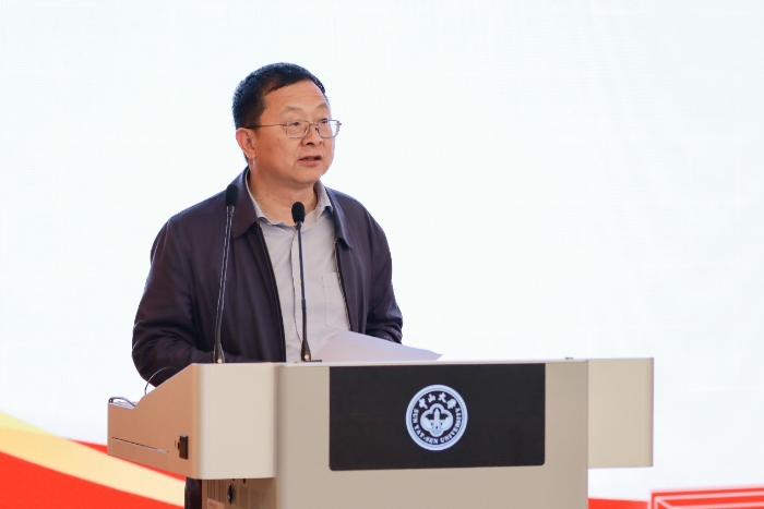 2高松校长主持会议（党委宣传部 肖遥 摄）