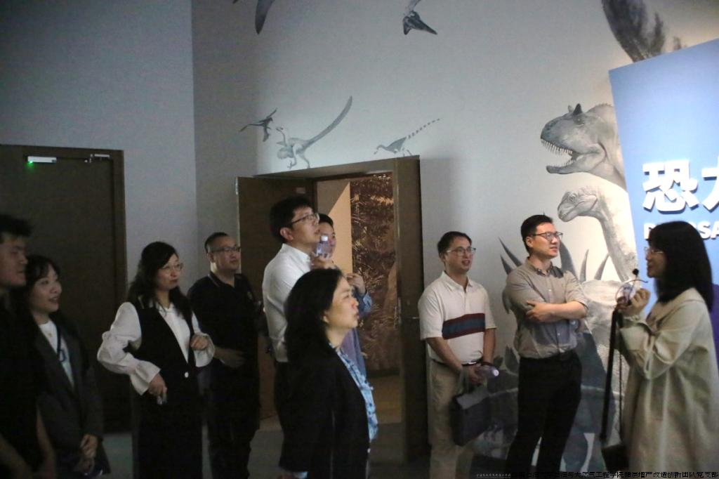 储层增产改造创新团队聆听讲解员介绍.png 储层增产改造创新团队聆听讲解员介绍.png