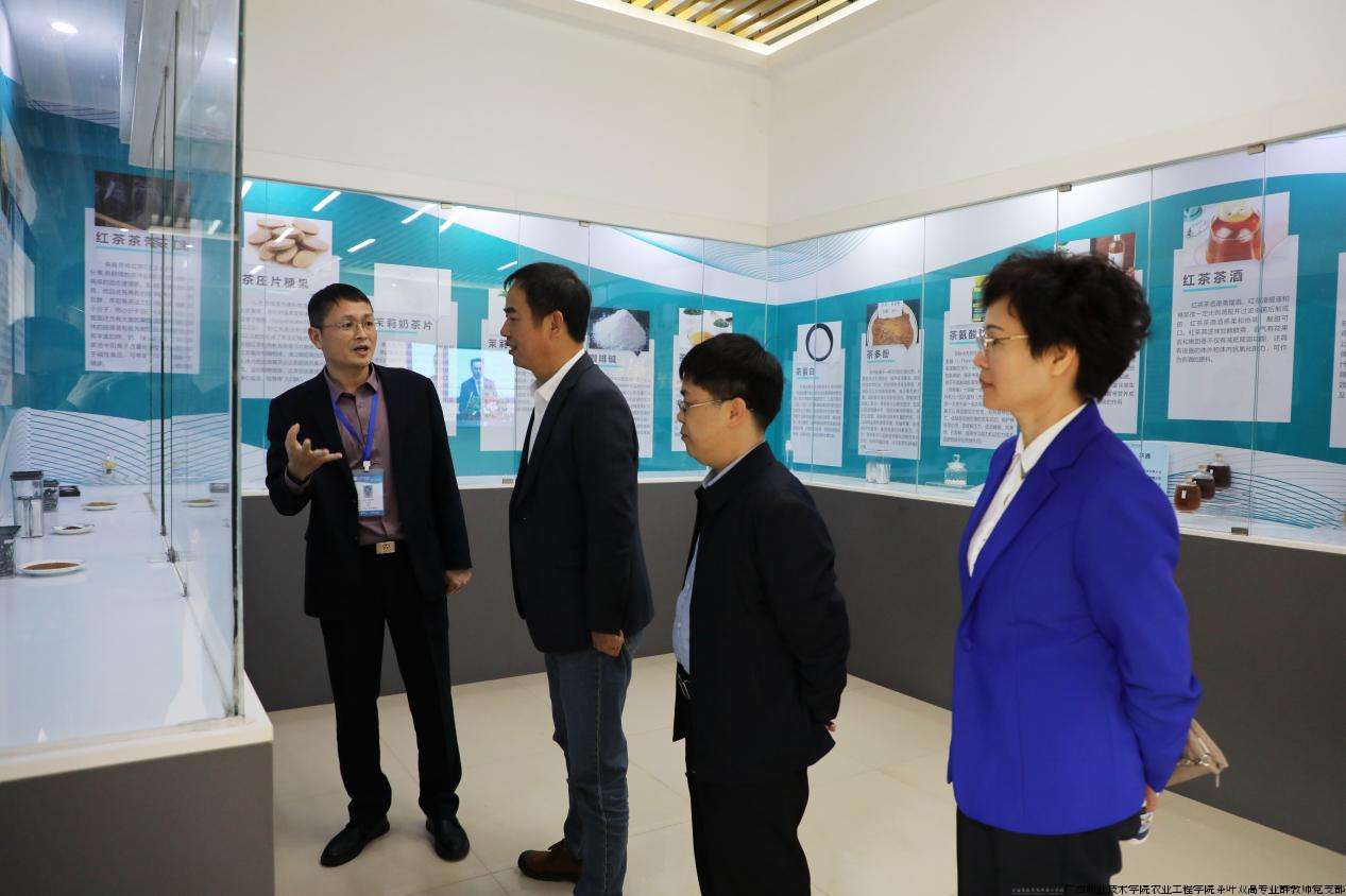 图片2 项目负责人向专家组汇报刘仲华院士创新团队工作室科技成果.png