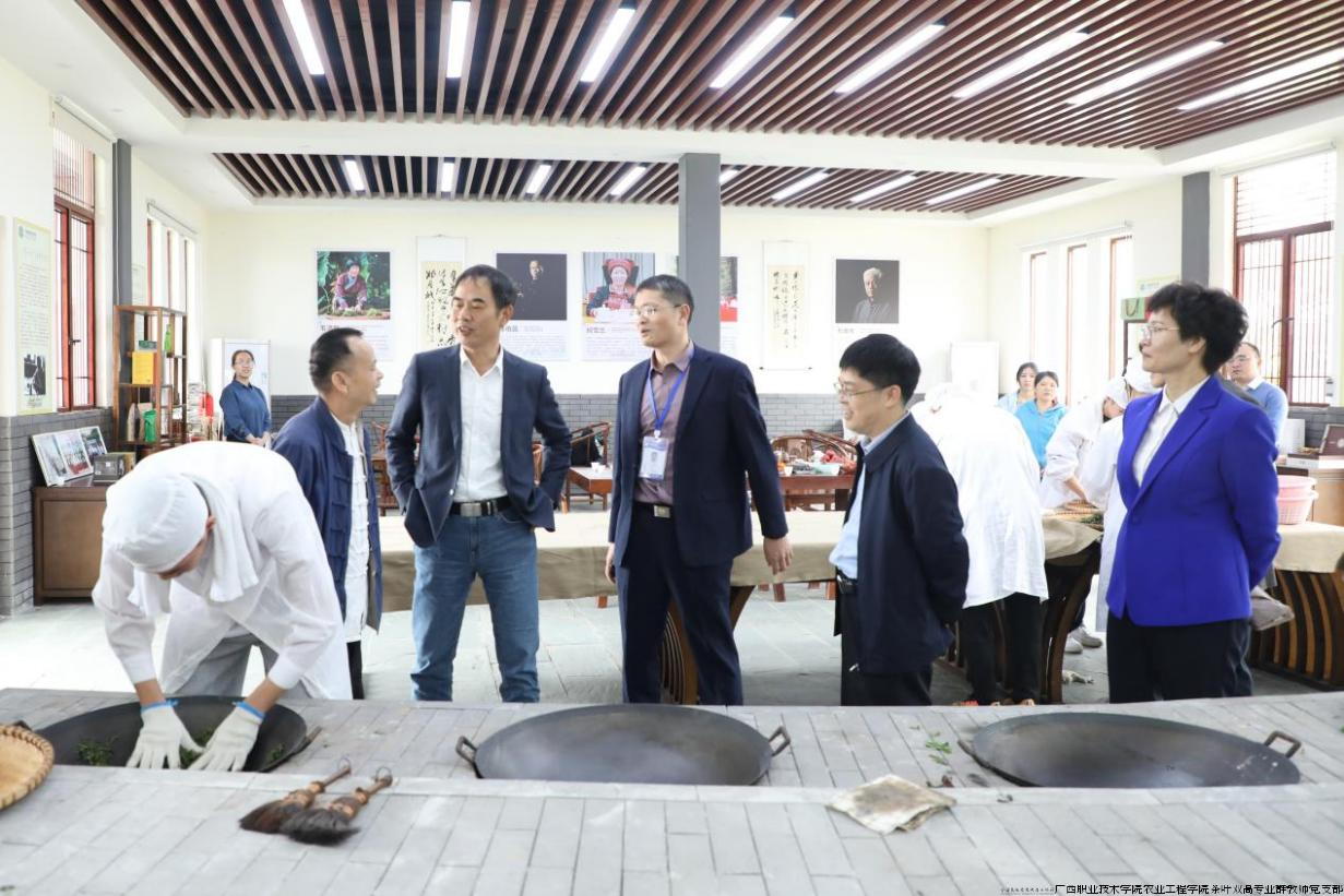 图片4 专家组考察匠园六堡茶技艺传承大师工作室.png
