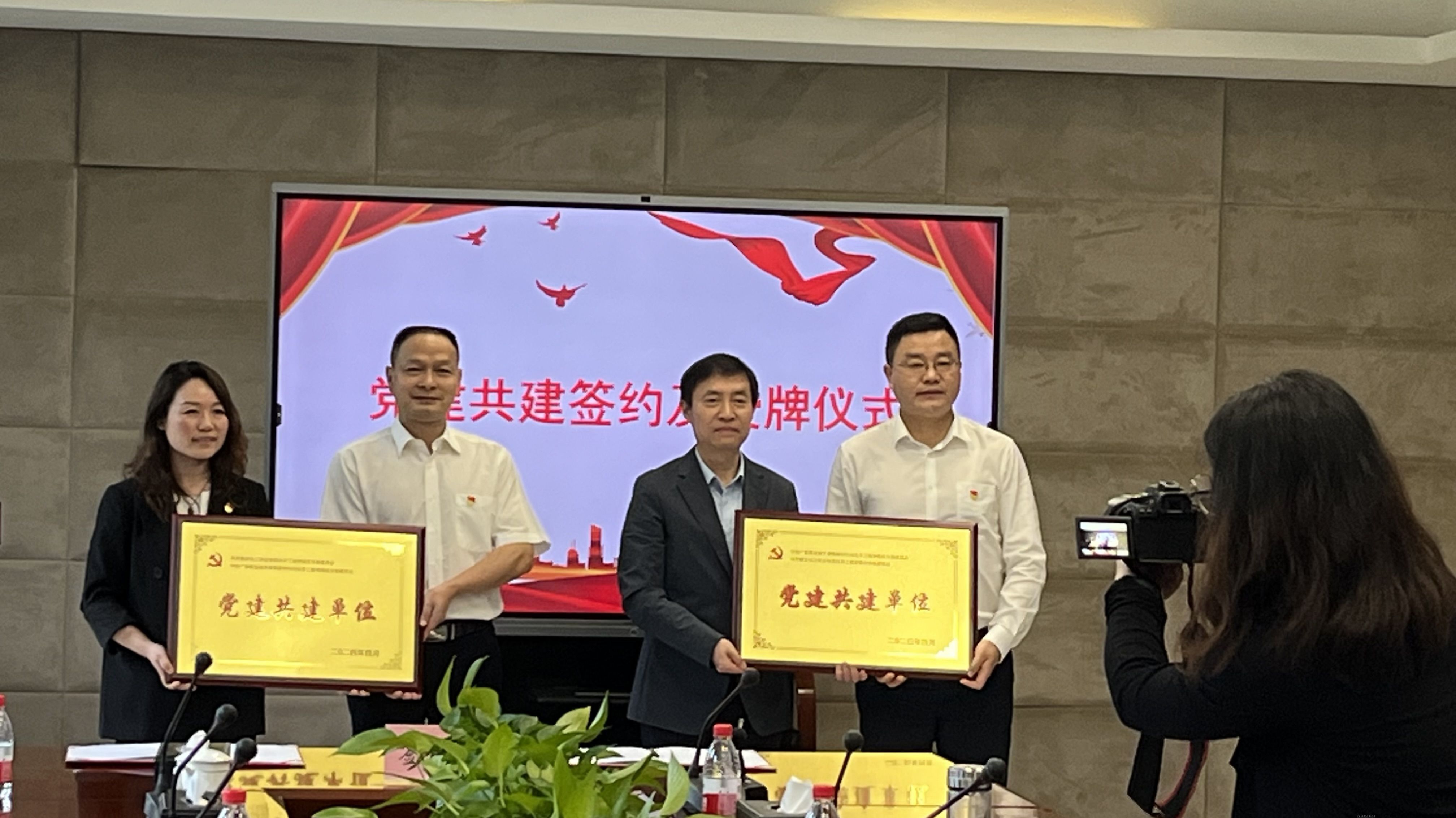 双方签订了党建共建协议.png 双方签订了党建共建协议.png