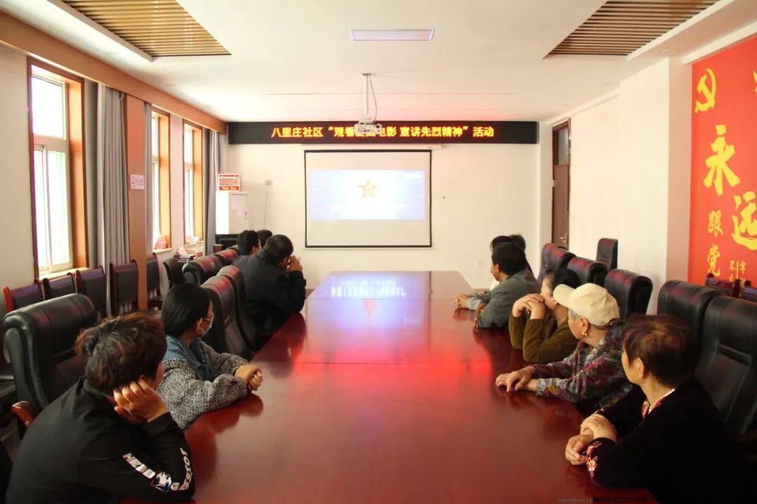 志愿者与社区居民观看影片.jpg 志愿者与社区居民观看影片.jpg