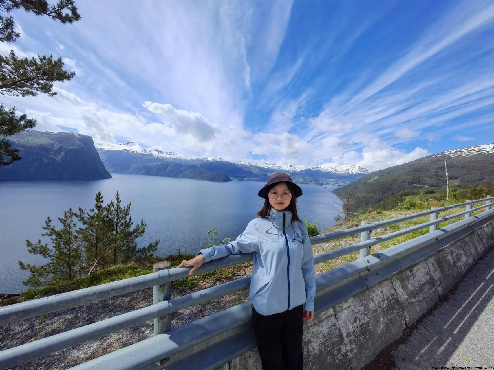 余海燕.jpg 余海燕.jpg