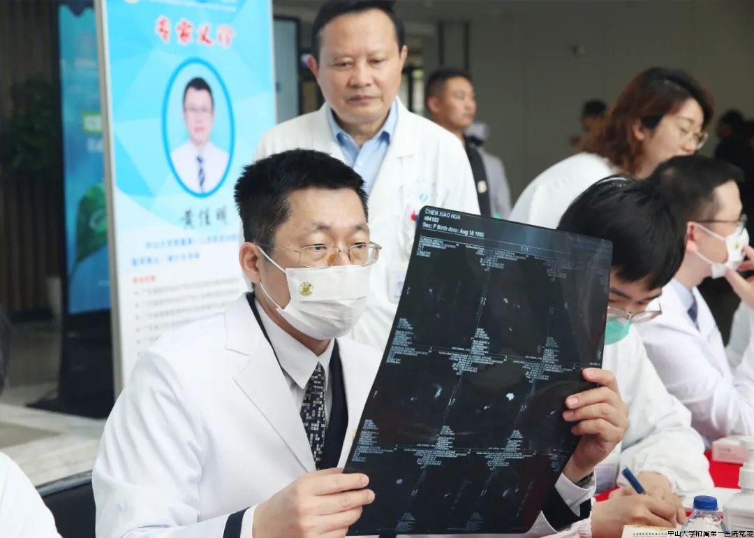 ▲中山一院专家在苏州九院门诊大厅举行义诊.jpg