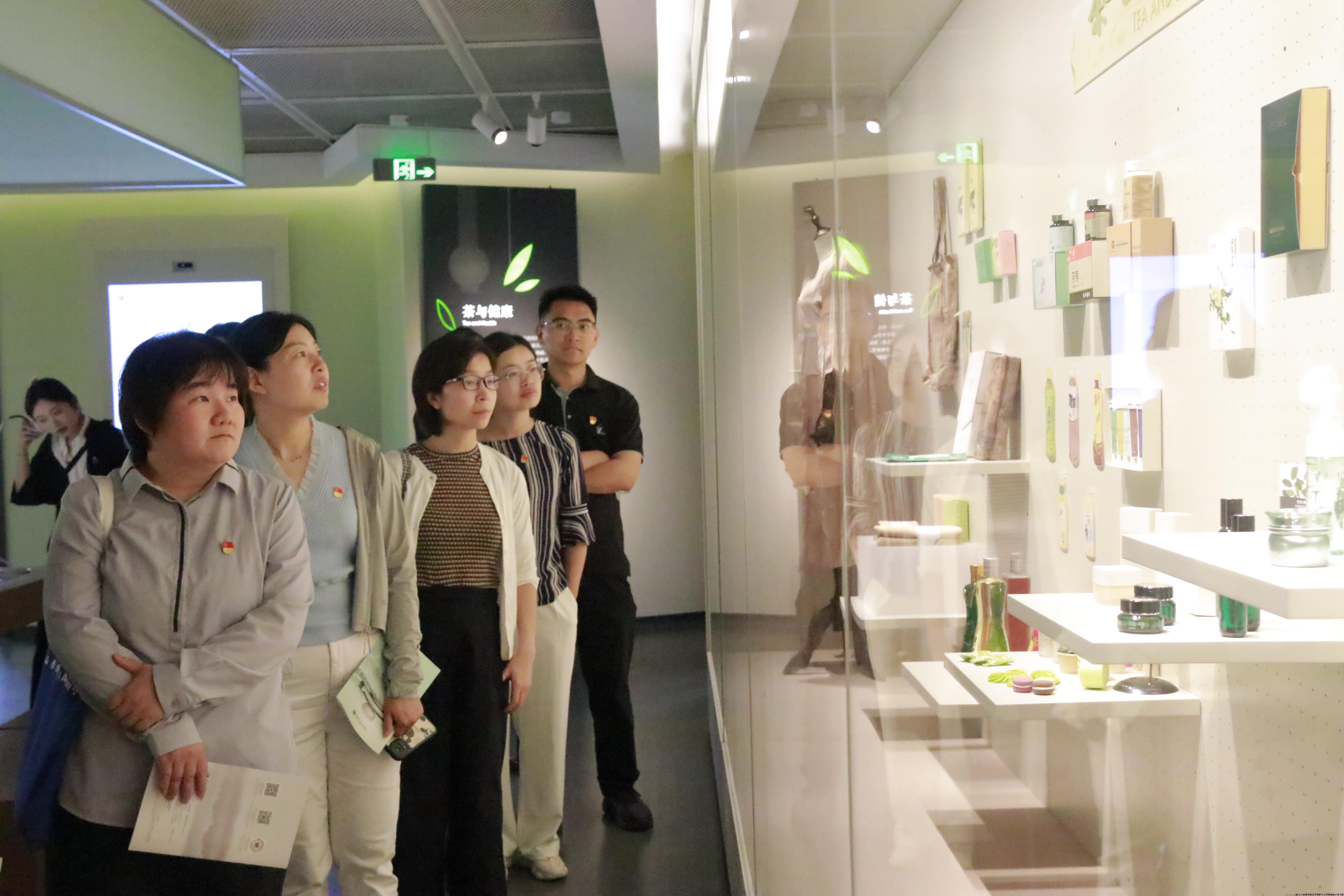 参观3.JPG 参观3.JPG