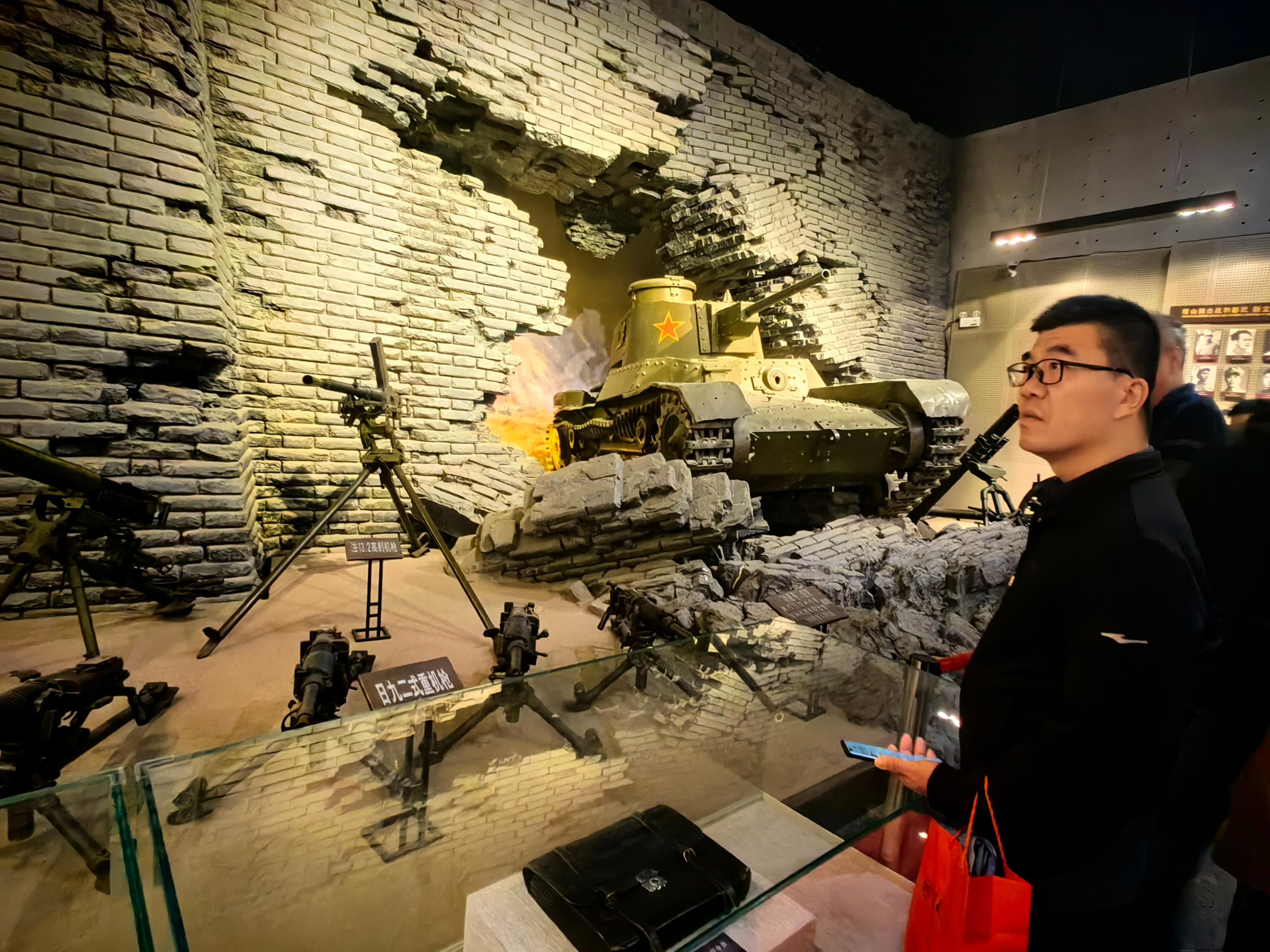 辽沈战役能够取得胜利是因为有中共中央和中央军委制定的正确战略决策；是因为有东北人民解放军不断发展壮大，英勇奋战；是因为有东北人民在中国共产党领导下，开展土地改革、生产支前与爱国民主运动。这一切告诉我们，任何情况下都要团结一心跟党走。