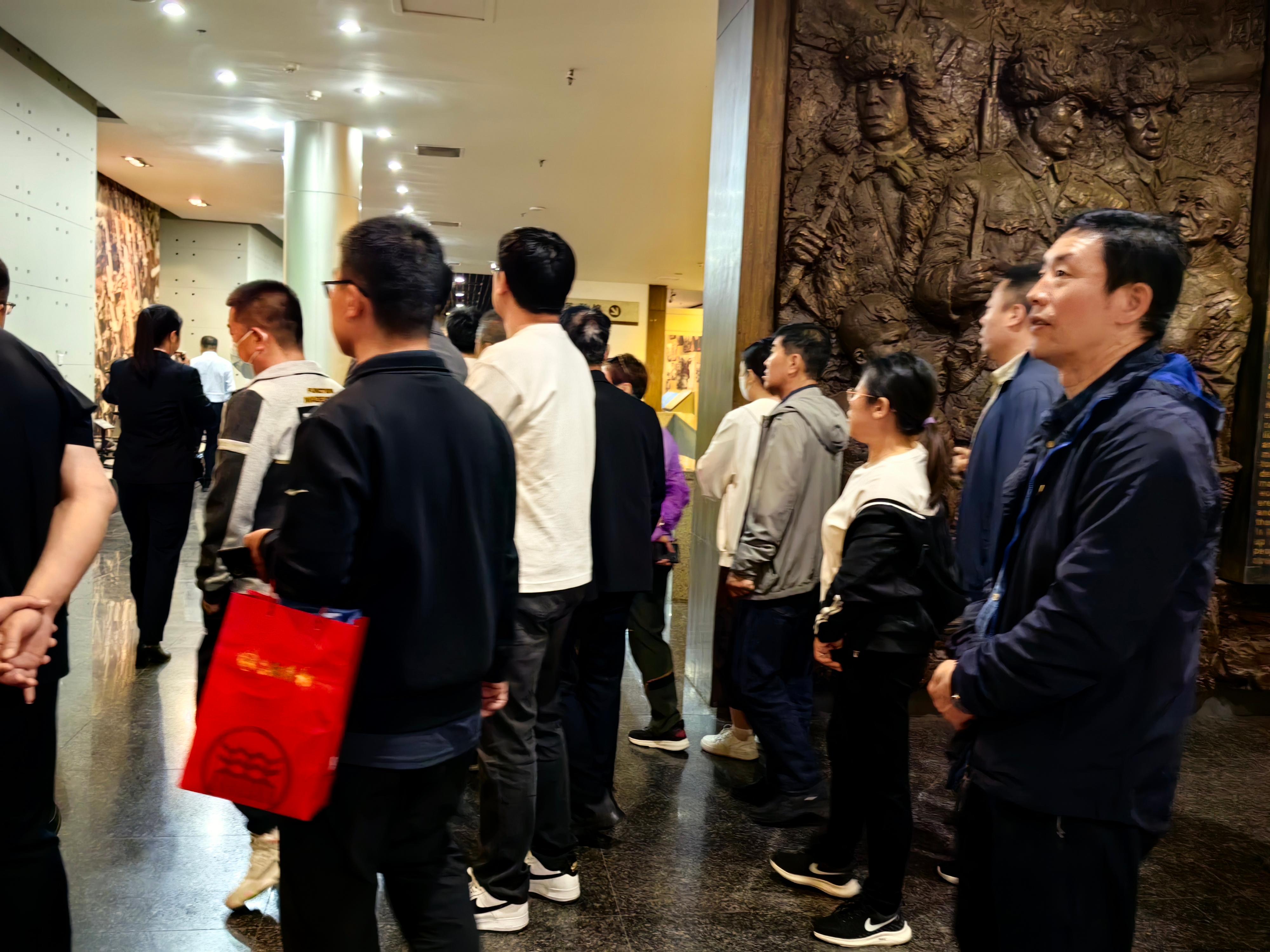 辽沈战役能够取得胜利是因为有中共中央和中央军委制定的正确战略决策；是因为有东北人民解放军不断发展壮大，英勇奋战；是因为有东北人民在中国共产党领导下，开展土地改革、生产支前与爱国民主运动。这一切告诉我们，任何情况下都要团结一心跟党走。