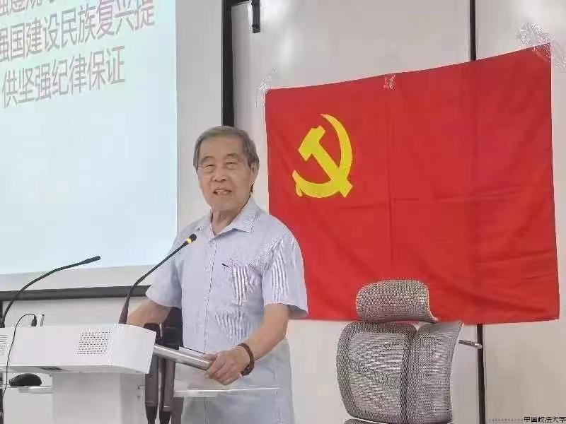 离退休党员作主旨发言.jpg