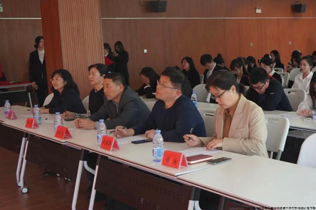 为深入学习贯彻习近平文化思想，全面贯彻落实党的二十大精神，推动学院宣传思想文化工作适应新形势新任务、展现新气象新作为。高级翻译学院党总支于5月22日举办了主题为“红色记忆，时代回声”爱国主义经典红色作品双语朗诵决赛。共有22组选手参加初赛，11组选手脱颖而出，晋级决赛。学院“黄大年式教师团队”党支部党员教师，第一教研室主任魏立、第三教研室主任吴延国、实践教学教研室主任杨迪作为评委参与活动。