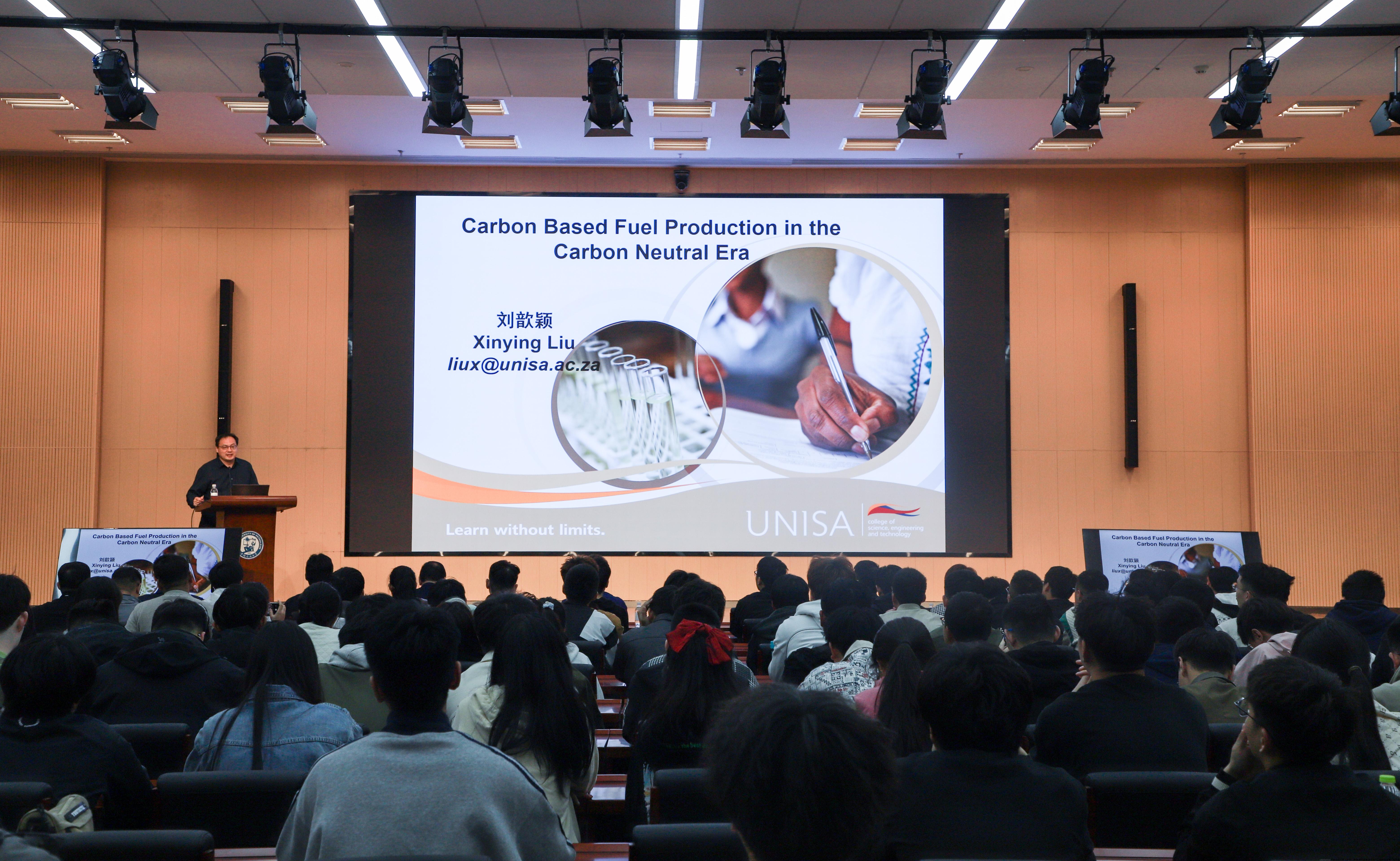 刘歆颖院士讲述碳中和背景下的碳基燃料生产 丁元贺摄.JPG