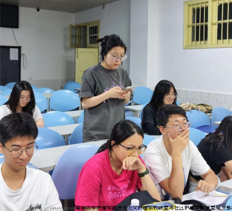 学生代表发言.png
