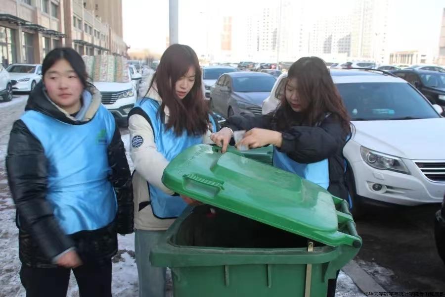 党员志愿者们协助社区打扫卫生。