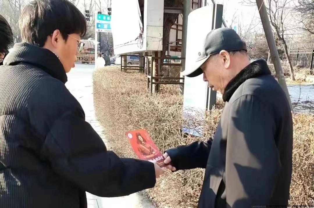 党员志愿者们发放雷锋精神宣传单，并给社区居民讲雷锋的故事，宣传新时代雷锋精神。