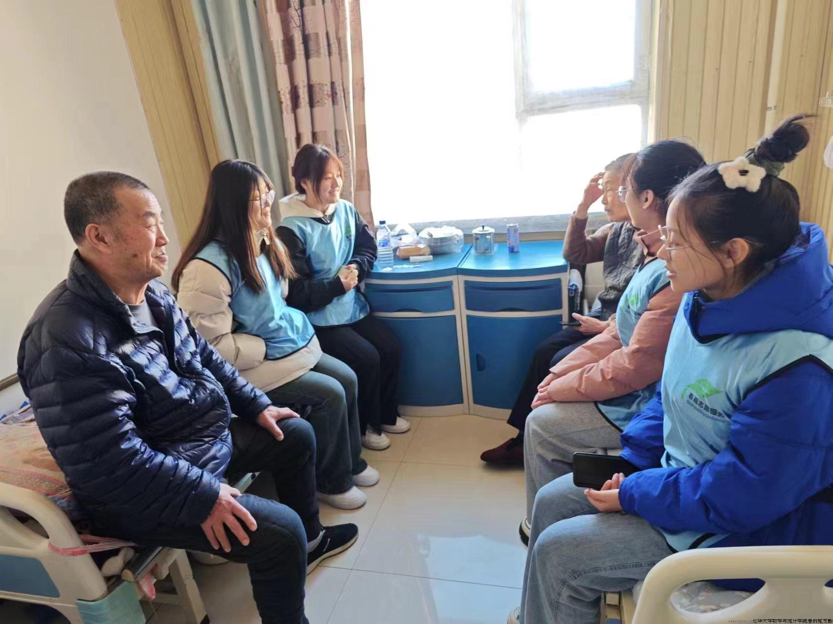 党员志愿者陪老人话家常。