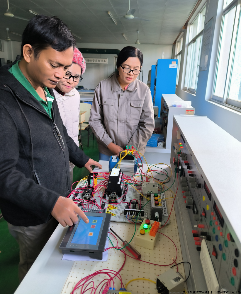 图片3缅甸学员动手实操.png 图片3缅甸学员动手实操.png