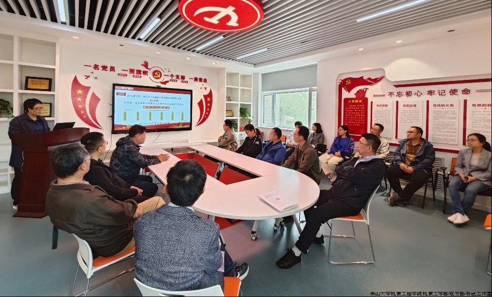 郝秀红讲党课.jpg 郝秀红讲党课.jpg