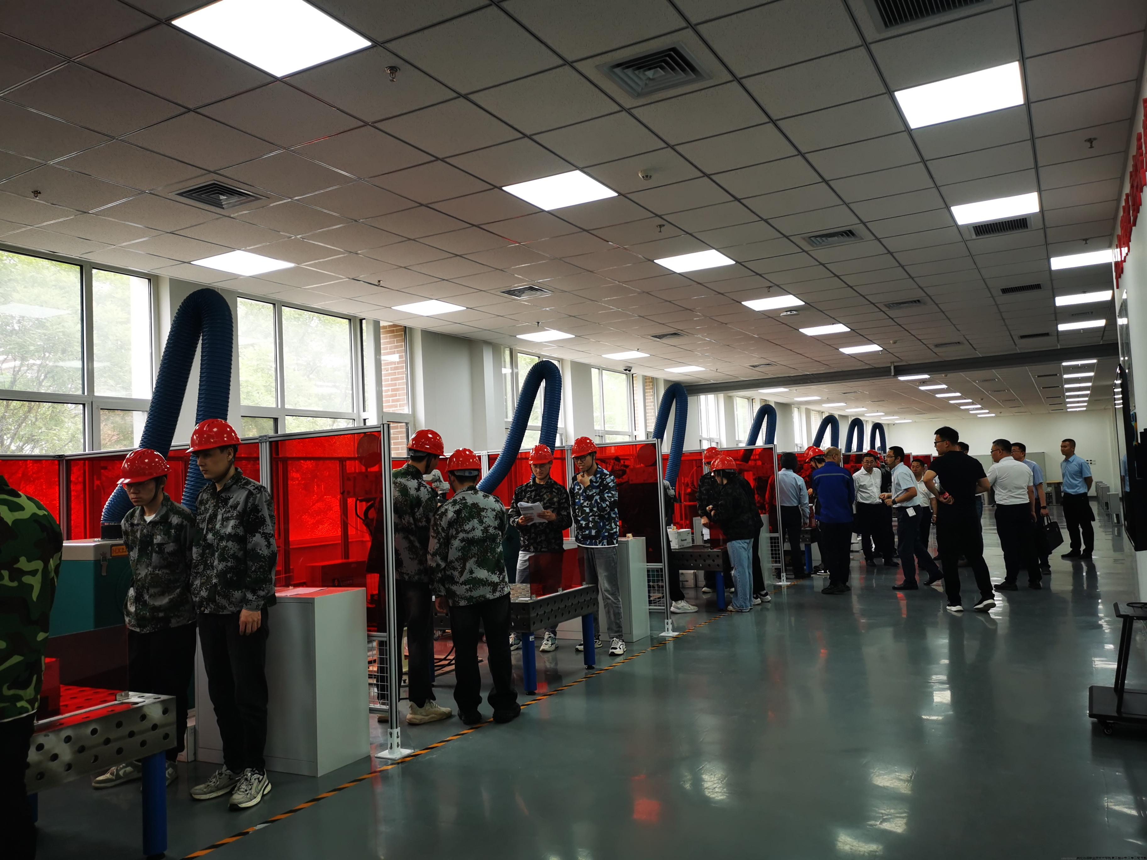 专家考察走访实训室.jpg 专家考察走访实训室.jpg