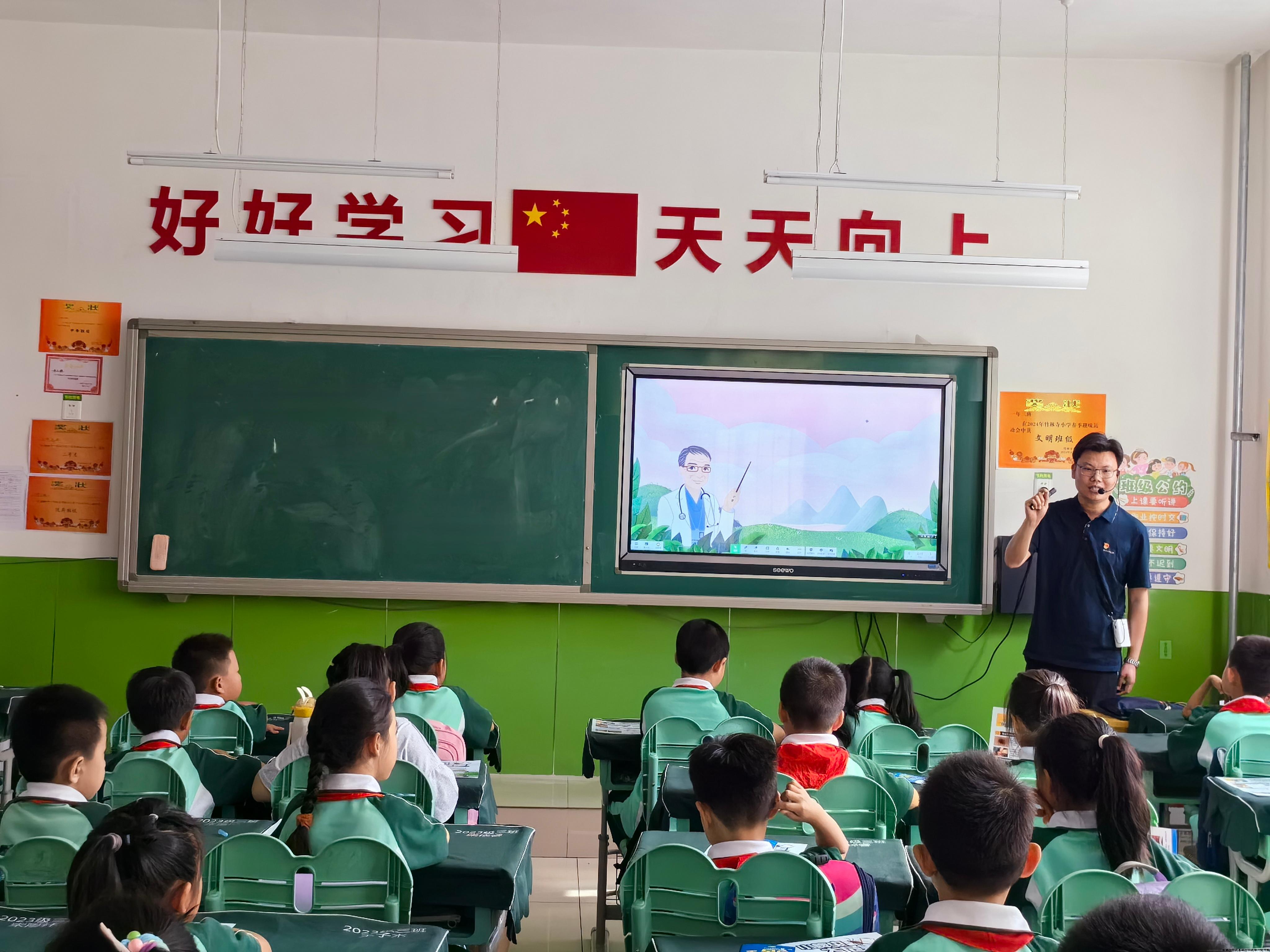 图1讲解传染病及其防控知识.jpg 图1讲解传染病及其防控知识.jpg