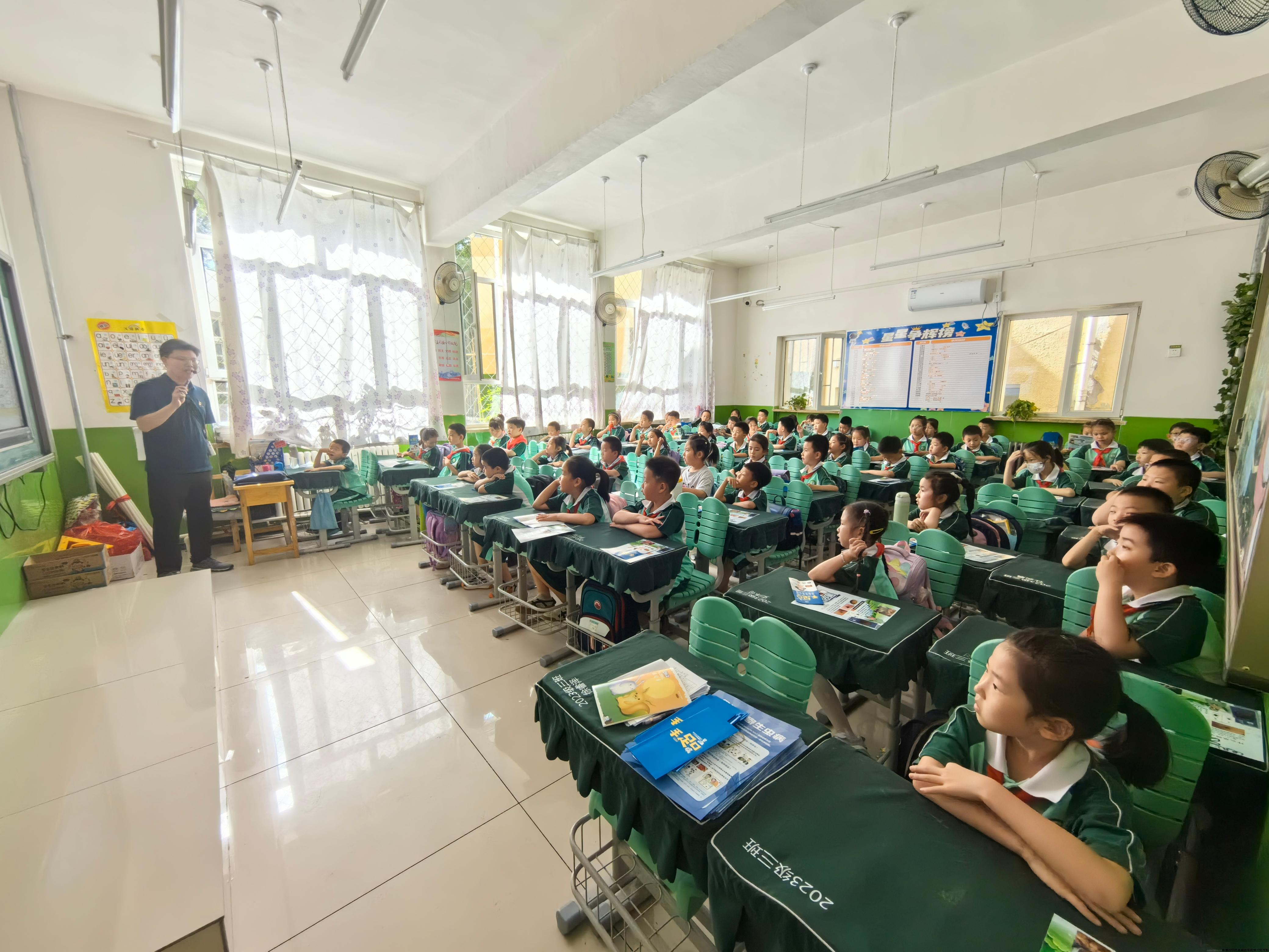 图2同学们认真聆听传染病及其防控知识.jpg 图2同学们认真聆听传染病及其防控知识.jpg