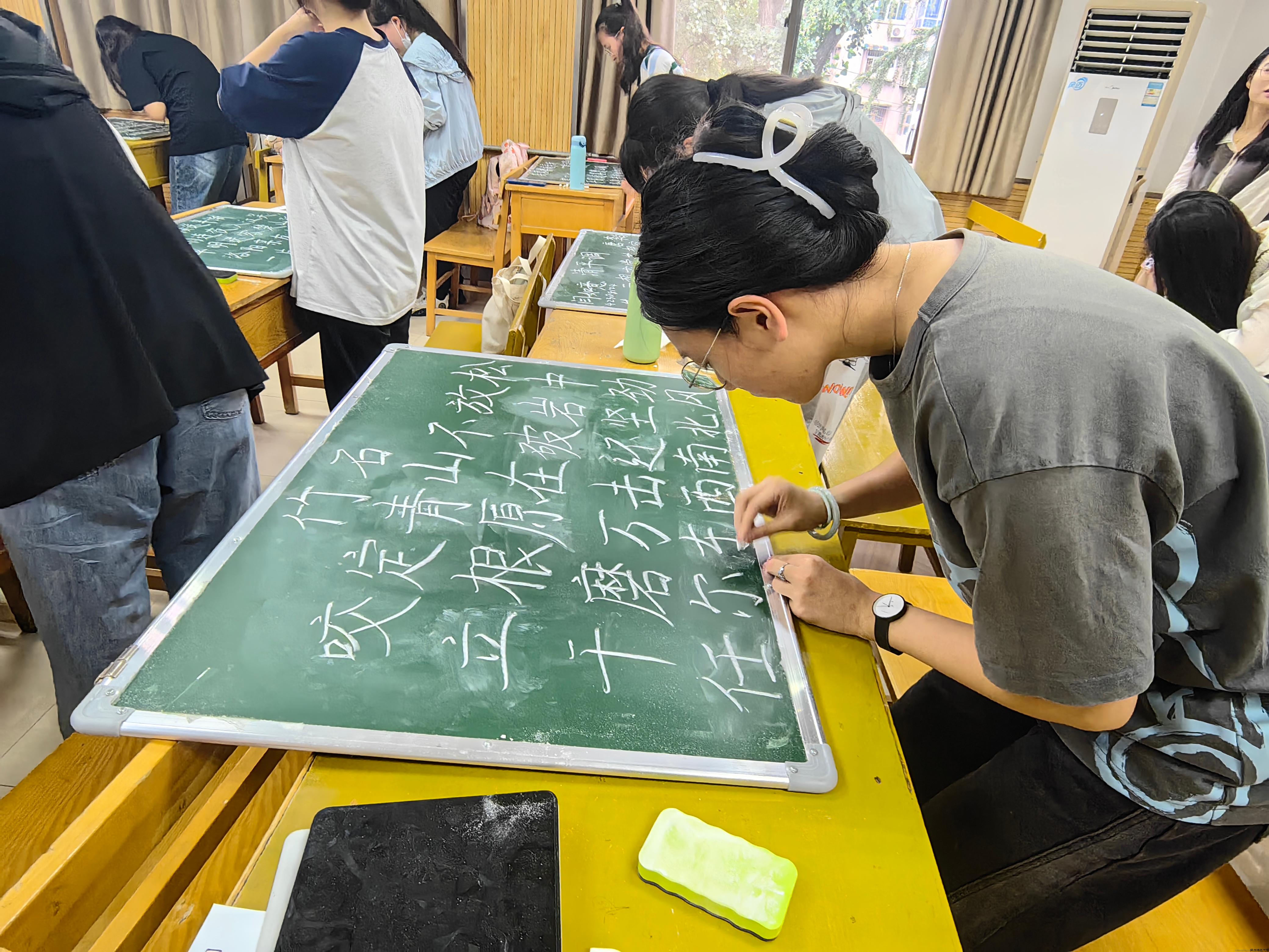 7.教育学部组织开展书写廉政作品活动.jpg 7.教育学部组织开展书写廉政作品活动.jpg