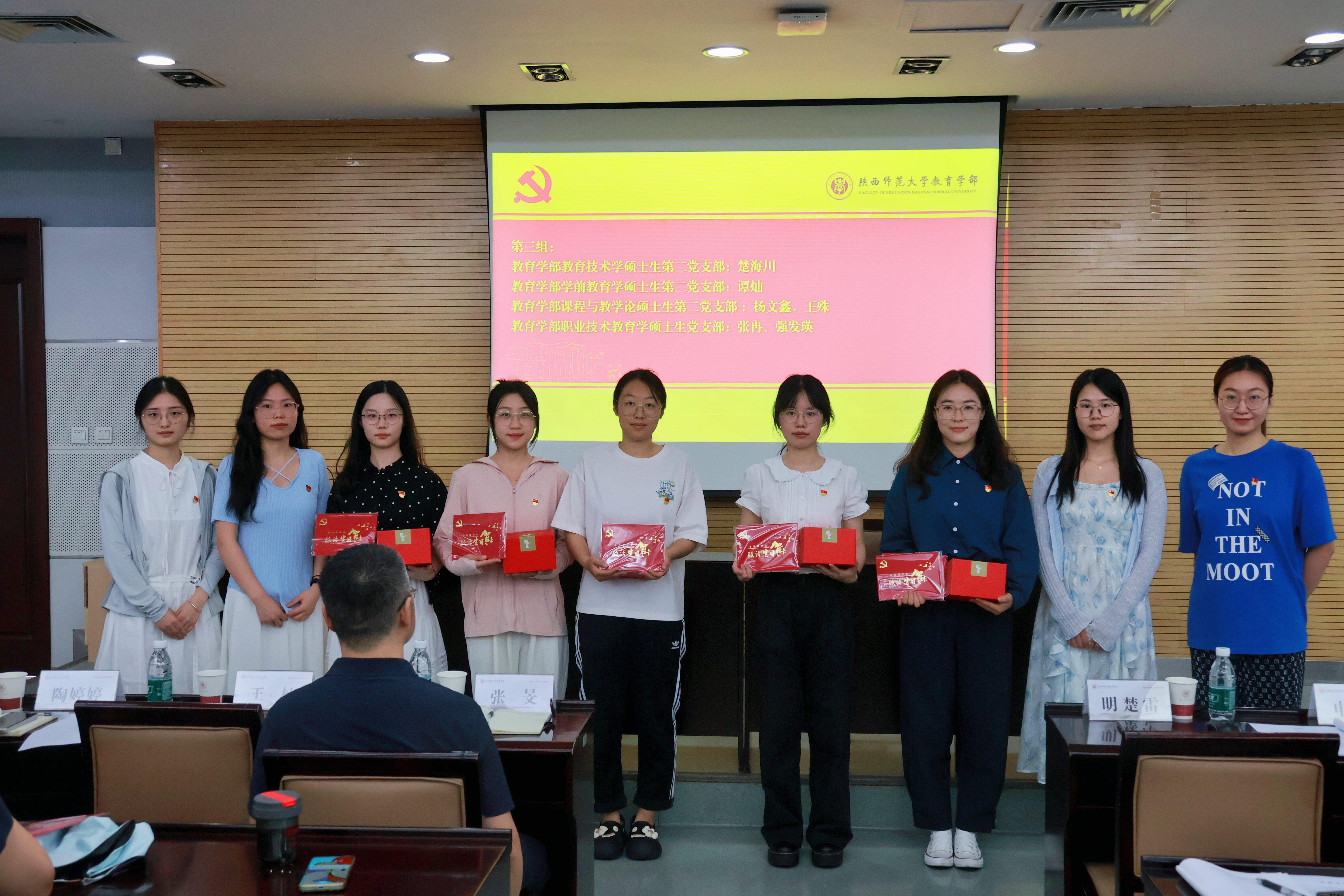 8.开展毕业生党员政治生日活动_proc.jpg 8.开展毕业生党员政治生日活动_proc.jpg