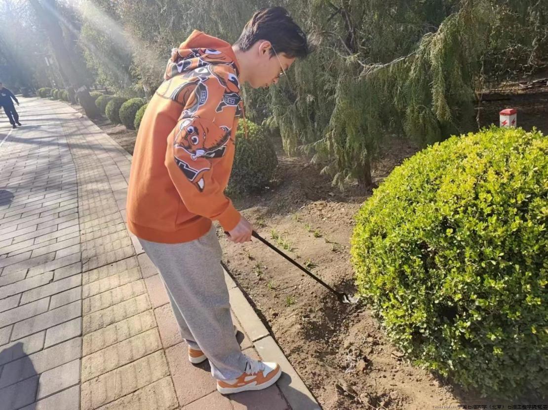 在昌平公园捡拾路面垃圾志愿服务.jpg